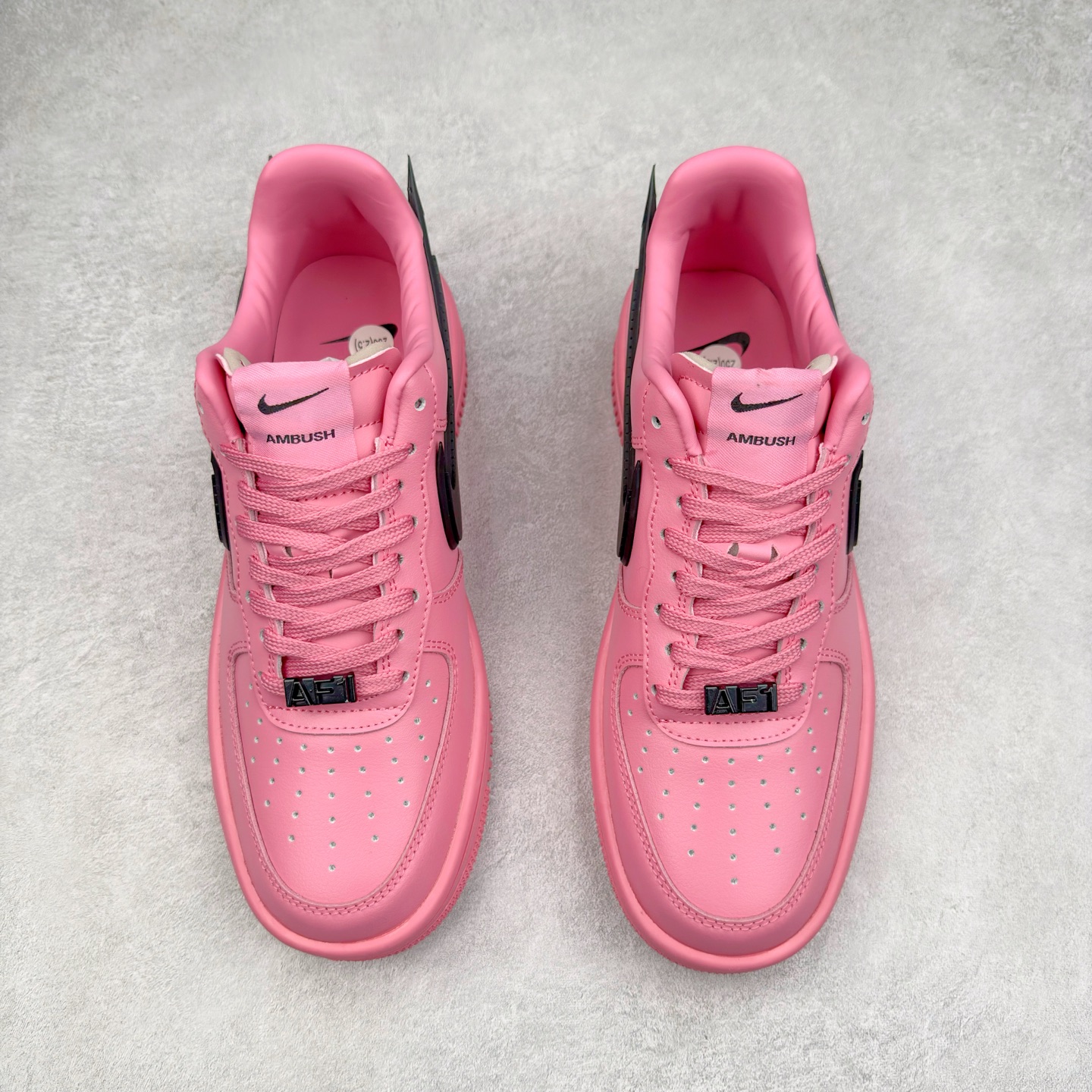 图片[2]-＃TG福利特价 AMBUSH x NK Air Force 1 Low 空军一号宽底版系列低帮百搭休闲运动板鞋 联名大钩 DV3464 在 Yoon Ahn 的职权范围内 AMBUSH 已经确立了自己在日本街头服饰生态系统中的主要地位 同时通过 Air Adjust Force 和一系列 Dunks 的合作帮助 他们最近在美国的东亚印记显着扩大 预计将在这个假期首次亮相 该品牌现在将其人才带入 Air Force 1，这是这两个群体年轻的四年关系中的第一次 除了之前看到的“白/黑”AF1 后者的结构始终采用优质工具 鞋面采用高端滚纹皮革 而 AMBUSH 品牌的鞋跟夹和加长的摩托车尾管 Swooshes 为下面所示的包覆设计注入了个性 相对于标志性的“三重黑”美学 深黑色产品享有上述色调的完全色调处理 除了它的中足格纹和上鞋舌品牌 它用清爽的白色细节和镀铬杜布拉斯照亮了漆黑的整体 “皇家蓝”锚定了从鞋垫到第二套服装不间断鞋底单元的所有东西 而与上述相同的装饰 – 包括鞋跟标签 – 以名义上的黄色阴影结束 尺码：36 36.5 37.5 38 38.5 39 40 40.5 41 42 42.5 43 44 44.5 45-选品中心