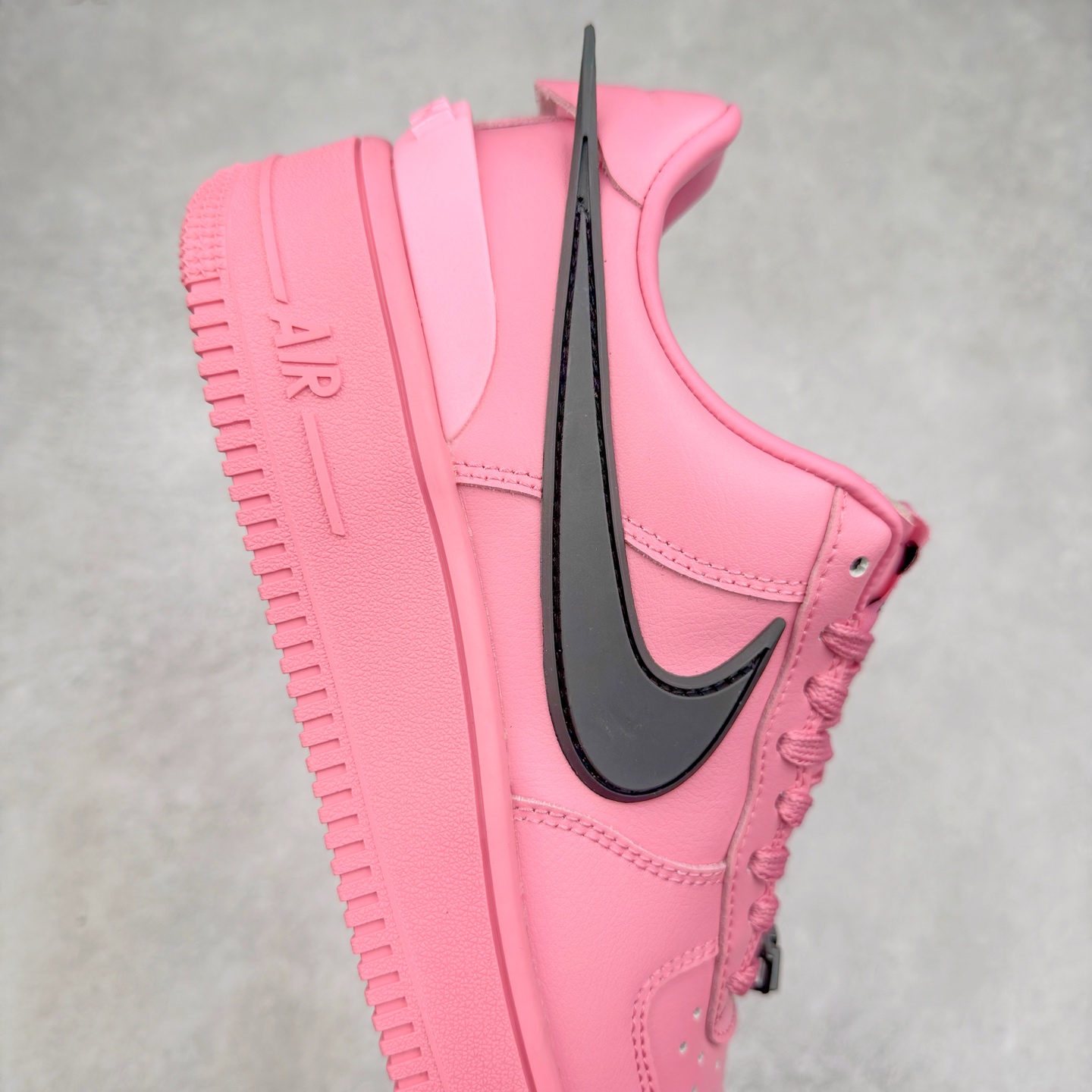 图片[6]-＃TG福利特价 AMBUSH x NK Air Force 1 Low 空军一号宽底版系列低帮百搭休闲运动板鞋 联名大钩 DV3464 在 Yoon Ahn 的职权范围内 AMBUSH 已经确立了自己在日本街头服饰生态系统中的主要地位 同时通过 Air Adjust Force 和一系列 Dunks 的合作帮助 他们最近在美国的东亚印记显着扩大 预计将在这个假期首次亮相 该品牌现在将其人才带入 Air Force 1，这是这两个群体年轻的四年关系中的第一次 除了之前看到的“白/黑”AF1 后者的结构始终采用优质工具 鞋面采用高端滚纹皮革 而 AMBUSH 品牌的鞋跟夹和加长的摩托车尾管 Swooshes 为下面所示的包覆设计注入了个性 相对于标志性的“三重黑”美学 深黑色产品享有上述色调的完全色调处理 除了它的中足格纹和上鞋舌品牌 它用清爽的白色细节和镀铬杜布拉斯照亮了漆黑的整体 “皇家蓝”锚定了从鞋垫到第二套服装不间断鞋底单元的所有东西 而与上述相同的装饰 – 包括鞋跟标签 – 以名义上的黄色阴影结束 尺码：36 36.5 37.5 38 38.5 39 40 40.5 41 42 42.5 43 44 44.5 45-选品中心