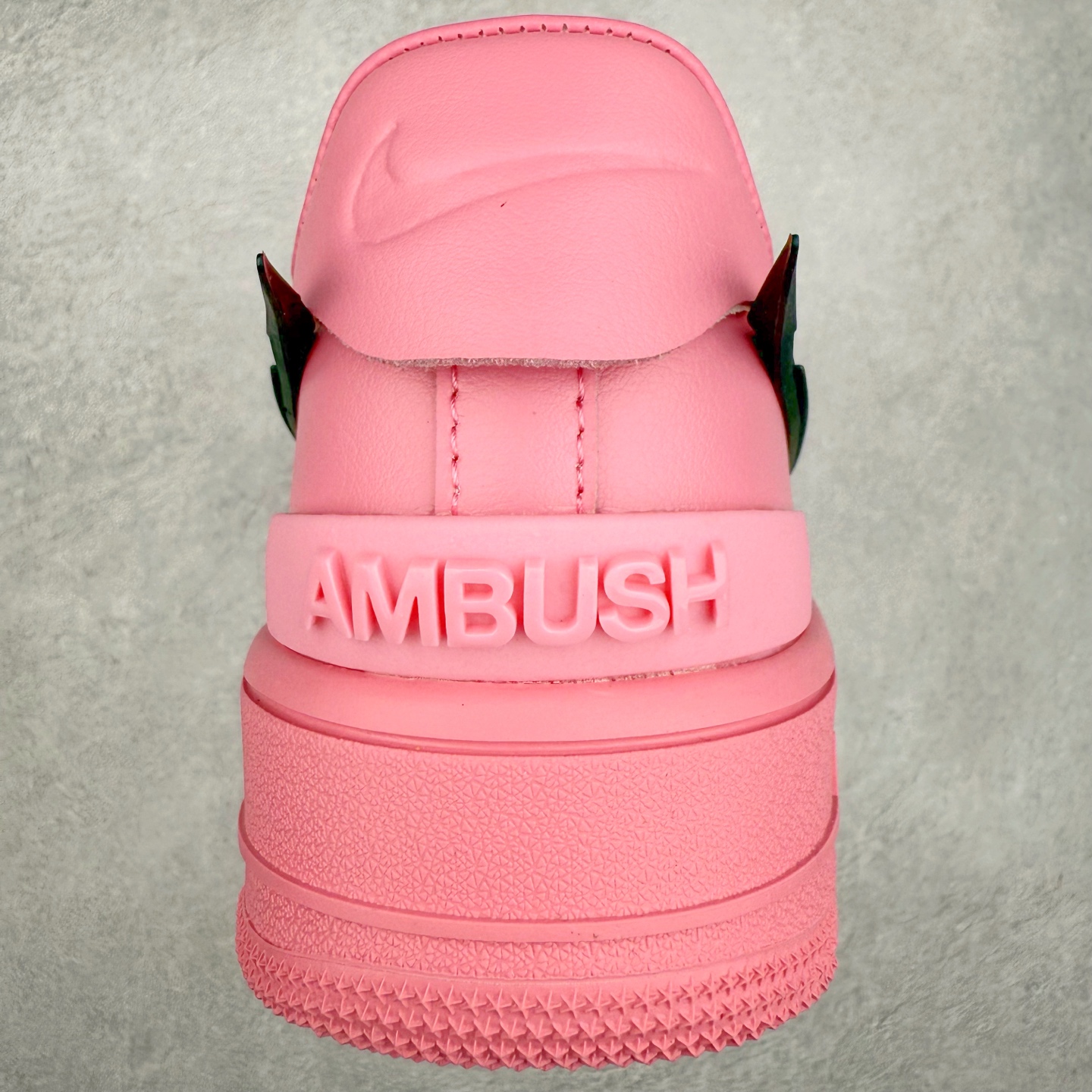 图片[8]-＃TG福利特价 AMBUSH x NK Air Force 1 Low 空军一号宽底版系列低帮百搭休闲运动板鞋 联名大钩 DV3464 在 Yoon Ahn 的职权范围内 AMBUSH 已经确立了自己在日本街头服饰生态系统中的主要地位 同时通过 Air Adjust Force 和一系列 Dunks 的合作帮助 他们最近在美国的东亚印记显着扩大 预计将在这个假期首次亮相 该品牌现在将其人才带入 Air Force 1，这是这两个群体年轻的四年关系中的第一次 除了之前看到的“白/黑”AF1 后者的结构始终采用优质工具 鞋面采用高端滚纹皮革 而 AMBUSH 品牌的鞋跟夹和加长的摩托车尾管 Swooshes 为下面所示的包覆设计注入了个性 相对于标志性的“三重黑”美学 深黑色产品享有上述色调的完全色调处理 除了它的中足格纹和上鞋舌品牌 它用清爽的白色细节和镀铬杜布拉斯照亮了漆黑的整体 “皇家蓝”锚定了从鞋垫到第二套服装不间断鞋底单元的所有东西 而与上述相同的装饰 – 包括鞋跟标签 – 以名义上的黄色阴影结束 尺码：36 36.5 37.5 38 38.5 39 40 40.5 41 42 42.5 43 44 44.5 45-选品中心