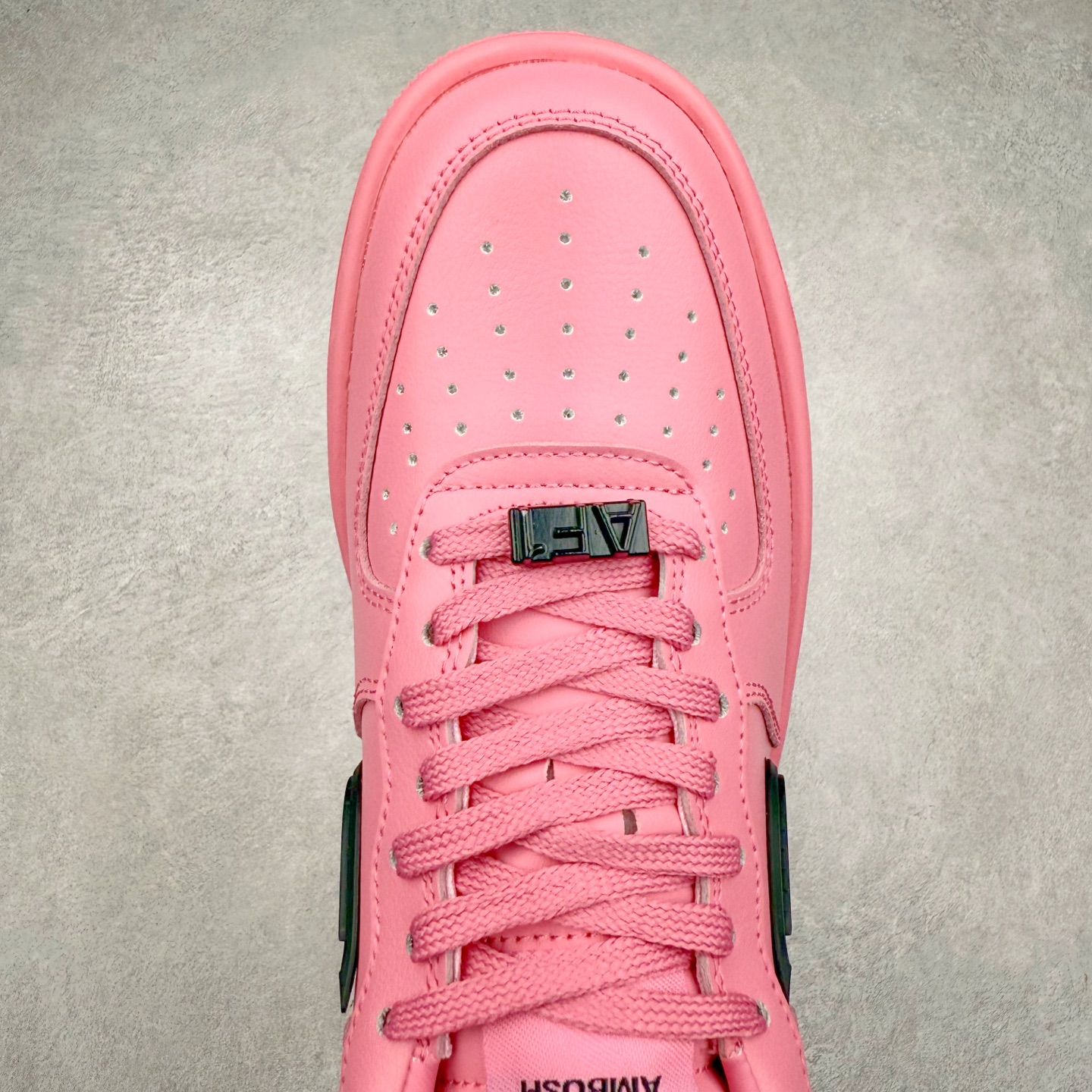 图片[4]-＃TG福利特价 AMBUSH x NK Air Force 1 Low 空军一号宽底版系列低帮百搭休闲运动板鞋 联名大钩 DV3464 在 Yoon Ahn 的职权范围内 AMBUSH 已经确立了自己在日本街头服饰生态系统中的主要地位 同时通过 Air Adjust Force 和一系列 Dunks 的合作帮助 他们最近在美国的东亚印记显着扩大 预计将在这个假期首次亮相 该品牌现在将其人才带入 Air Force 1，这是这两个群体年轻的四年关系中的第一次 除了之前看到的“白/黑”AF1 后者的结构始终采用优质工具 鞋面采用高端滚纹皮革 而 AMBUSH 品牌的鞋跟夹和加长的摩托车尾管 Swooshes 为下面所示的包覆设计注入了个性 相对于标志性的“三重黑”美学 深黑色产品享有上述色调的完全色调处理 除了它的中足格纹和上鞋舌品牌 它用清爽的白色细节和镀铬杜布拉斯照亮了漆黑的整体 “皇家蓝”锚定了从鞋垫到第二套服装不间断鞋底单元的所有东西 而与上述相同的装饰 – 包括鞋跟标签 – 以名义上的黄色阴影结束 尺码：36 36.5 37.5 38 38.5 39 40 40.5 41 42 42.5 43 44 44.5 45-选品中心