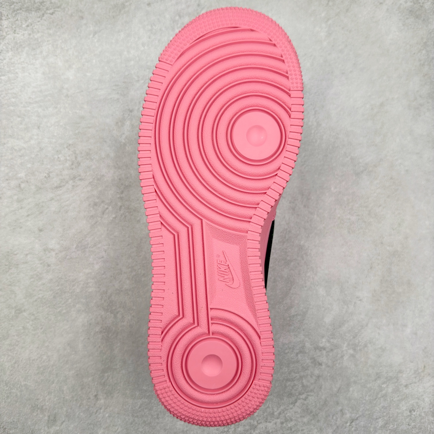 图片[9]-＃TG福利特价 AMBUSH x NK Air Force 1 Low 空军一号宽底版系列低帮百搭休闲运动板鞋 联名大钩 DV3464 在 Yoon Ahn 的职权范围内 AMBUSH 已经确立了自己在日本街头服饰生态系统中的主要地位 同时通过 Air Adjust Force 和一系列 Dunks 的合作帮助 他们最近在美国的东亚印记显着扩大 预计将在这个假期首次亮相 该品牌现在将其人才带入 Air Force 1，这是这两个群体年轻的四年关系中的第一次 除了之前看到的“白/黑”AF1 后者的结构始终采用优质工具 鞋面采用高端滚纹皮革 而 AMBUSH 品牌的鞋跟夹和加长的摩托车尾管 Swooshes 为下面所示的包覆设计注入了个性 相对于标志性的“三重黑”美学 深黑色产品享有上述色调的完全色调处理 除了它的中足格纹和上鞋舌品牌 它用清爽的白色细节和镀铬杜布拉斯照亮了漆黑的整体 “皇家蓝”锚定了从鞋垫到第二套服装不间断鞋底单元的所有东西 而与上述相同的装饰 – 包括鞋跟标签 – 以名义上的黄色阴影结束 尺码：36 36.5 37.5 38 38.5 39 40 40.5 41 42 42.5 43 44 44.5 45-选品中心