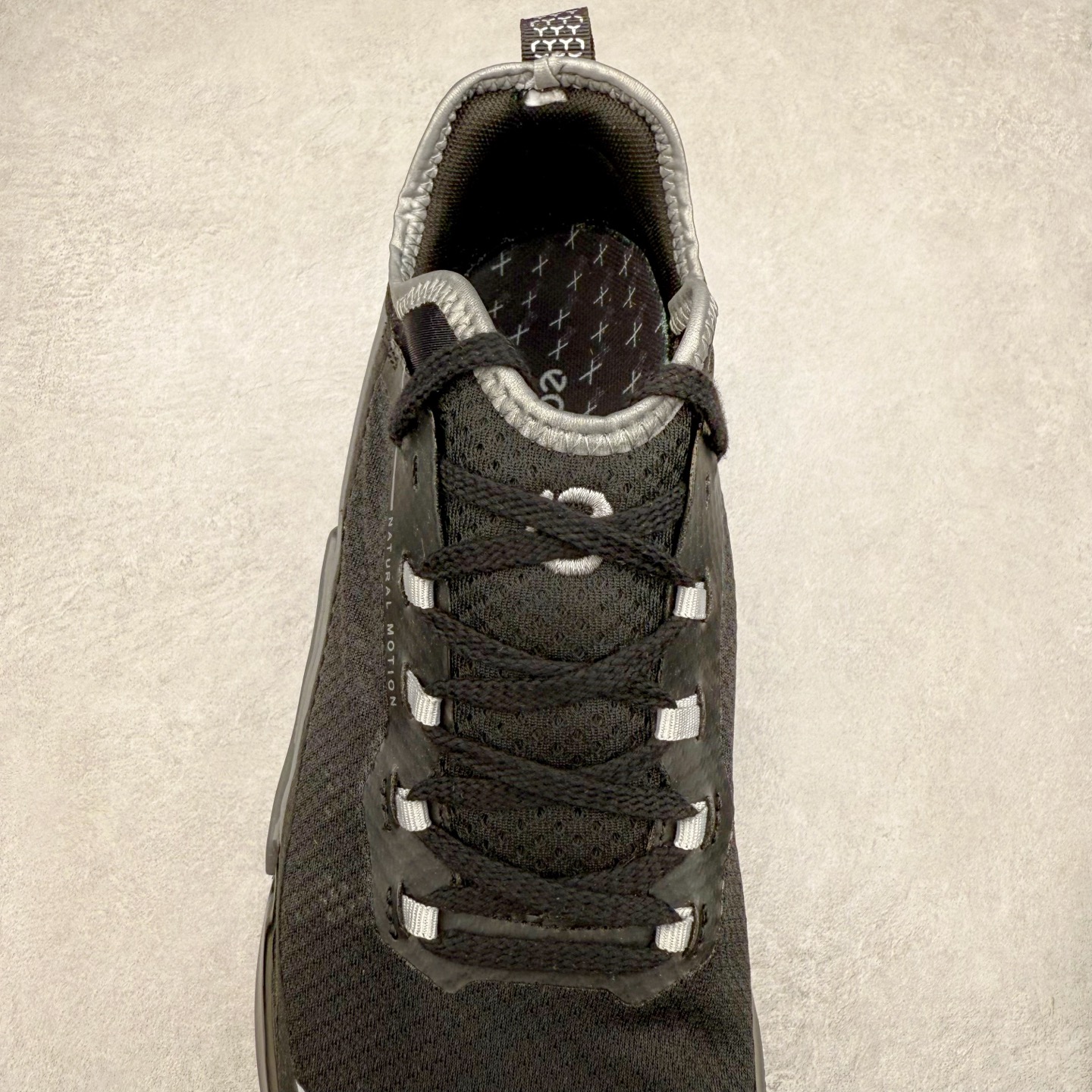 图片[5]-ECCO爱步男款运动鞋 真皮透气休闲防滑跑步鞋 健步BIOMC大经典 直接注塑工艺 稳固舒适 强效缓震与能量回弹 增加运动时的稳定与舒适 牛皮鞋面，纹理自然，柔韧耐穿 PU中底，带来轻盈舒适的上脚感受 橡胶大底，抓地力强，具有良好的耐磨性 都市探索 步履悠然 尺码：39 40 41 42 43 44（ 正常码）-选品中心