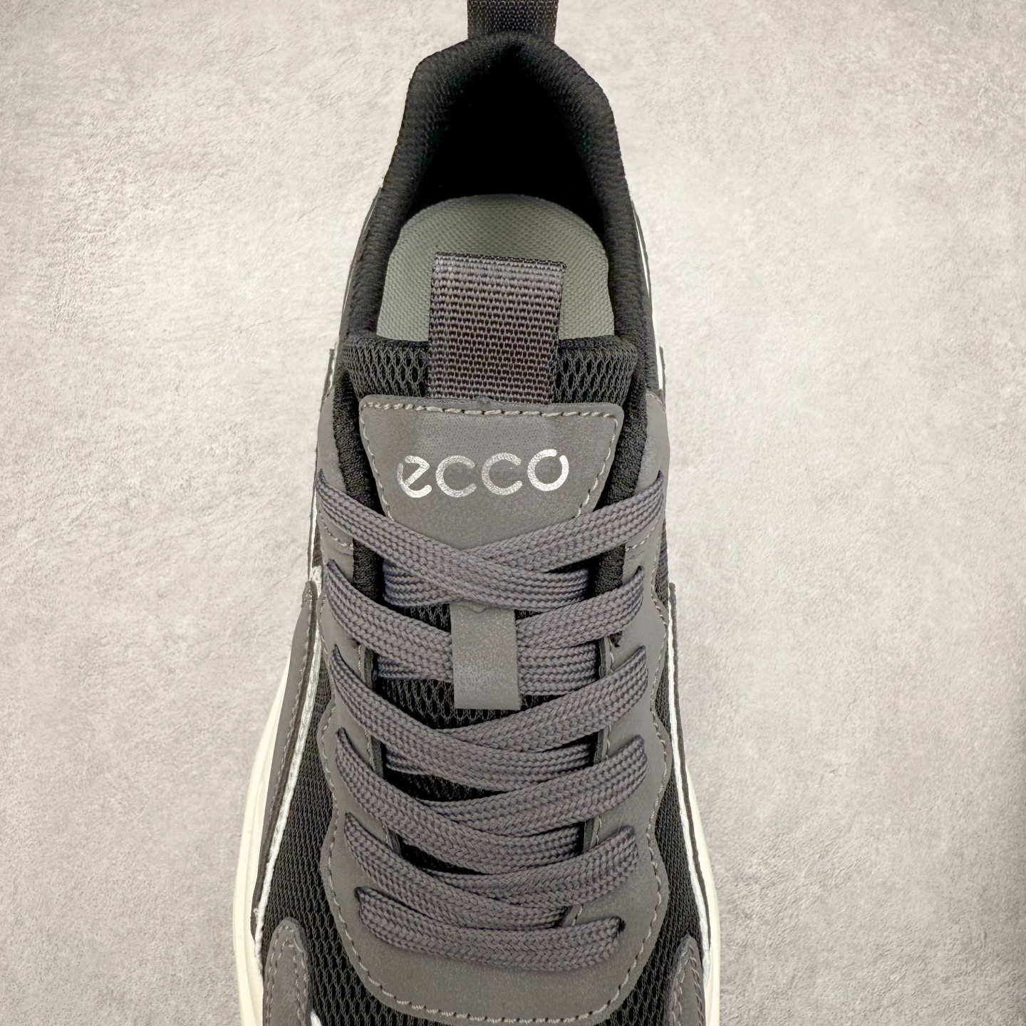 图片[5]-ECCO爱步男士运动休闲鞋厚底阿甘鞋复古跑步鞋华夫鞋 舒适质感鞋面 细腻柔和纹理自然，搭配潮流设计，舒适清爽透气 加厚后跟设计，美观时尚 柔软弹力 舒适透气内里 采用柔软材质，细腻亲肤不磨脚，柔和脚感体验 防滑弹力鞋底 轻质止滑鞋底，搭配立体底纹，稳固抓地 时尚生活 敢于不同 刷新未知 潮人一步的出色外形 尺码：39 40 41 42 43 44（运动码）-选品中心