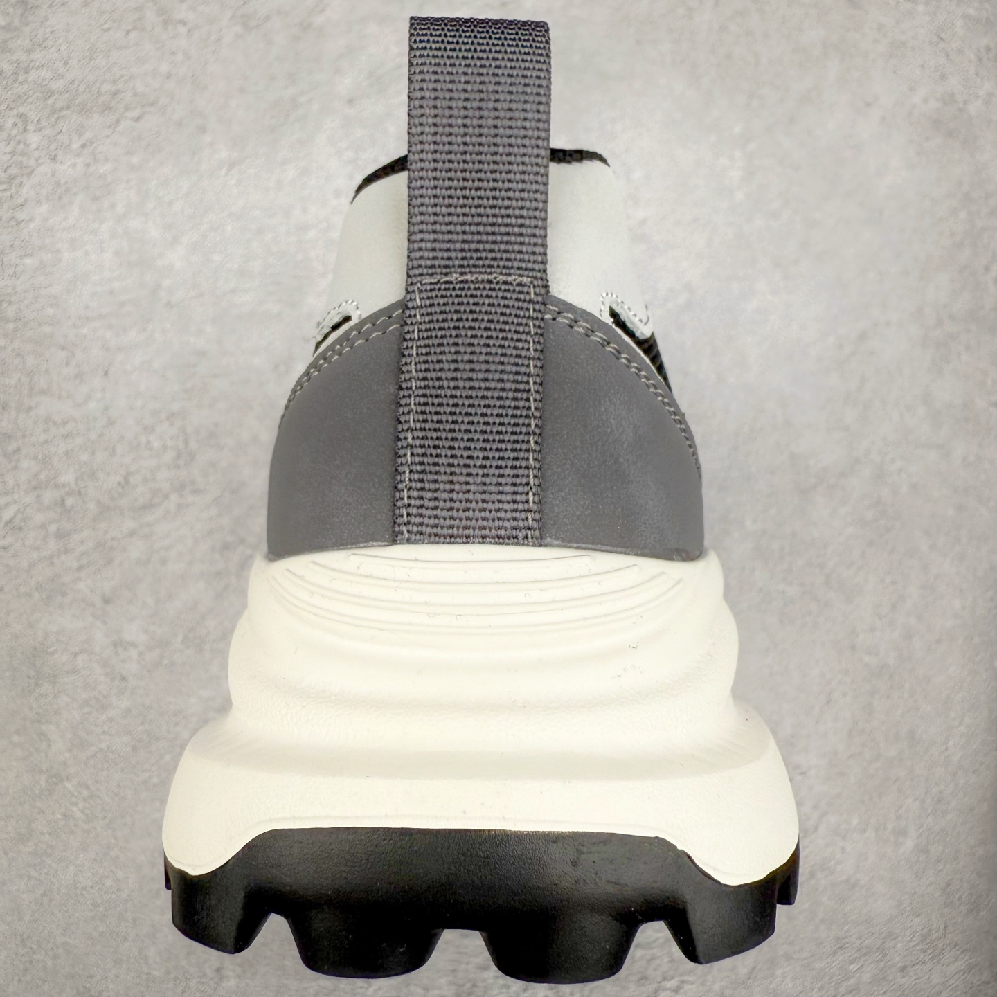 图片[8]-ECCO爱步男士运动休闲鞋厚底阿甘鞋复古跑步鞋华夫鞋 舒适质感鞋面 细腻柔和纹理自然，搭配潮流设计，舒适清爽透气 加厚后跟设计，美观时尚 柔软弹力 舒适透气内里 采用柔软材质，细腻亲肤不磨脚，柔和脚感体验 防滑弹力鞋底 轻质止滑鞋底，搭配立体底纹，稳固抓地 时尚生活 敢于不同 刷新未知 潮人一步的出色外形 尺码：39 40 41 42 43 44（运动码）-选品中心