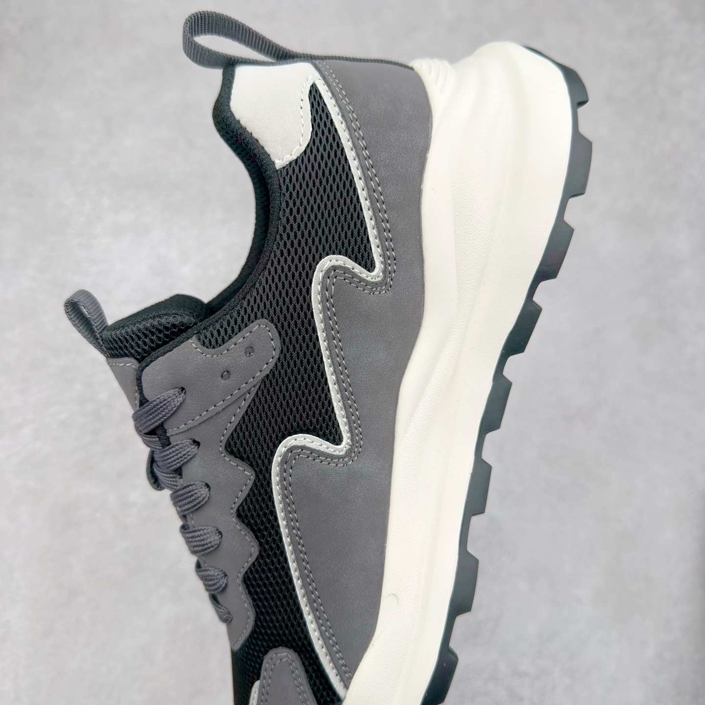 图片[7]-ECCO爱步男士运动休闲鞋厚底阿甘鞋复古跑步鞋华夫鞋 舒适质感鞋面 细腻柔和纹理自然，搭配潮流设计，舒适清爽透气 加厚后跟设计，美观时尚 柔软弹力 舒适透气内里 采用柔软材质，细腻亲肤不磨脚，柔和脚感体验 防滑弹力鞋底 轻质止滑鞋底，搭配立体底纹，稳固抓地 时尚生活 敢于不同 刷新未知 潮人一步的出色外形 尺码：39 40 41 42 43 44（运动码）-选品中心