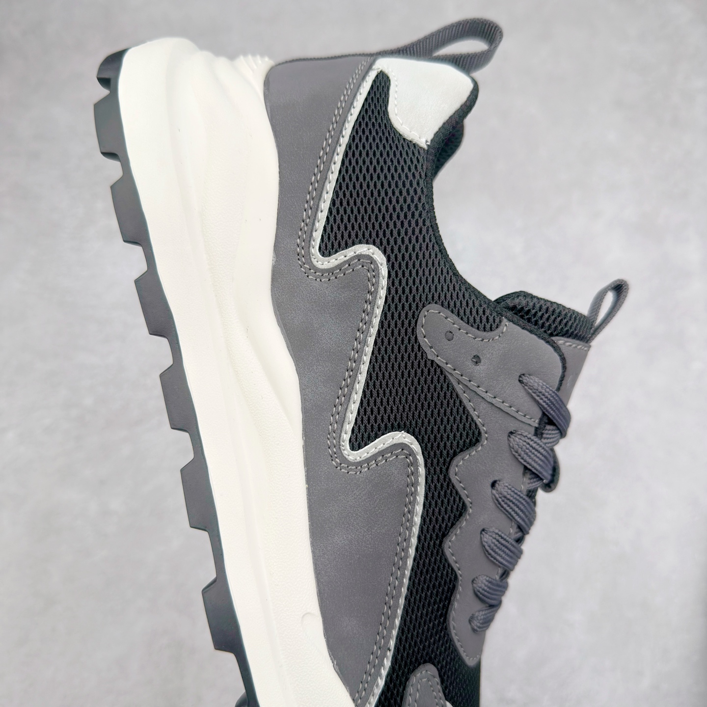 图片[6]-ECCO爱步男士运动休闲鞋厚底阿甘鞋复古跑步鞋华夫鞋 舒适质感鞋面 细腻柔和纹理自然，搭配潮流设计，舒适清爽透气 加厚后跟设计，美观时尚 柔软弹力 舒适透气内里 采用柔软材质，细腻亲肤不磨脚，柔和脚感体验 防滑弹力鞋底 轻质止滑鞋底，搭配立体底纹，稳固抓地 时尚生活 敢于不同 刷新未知 潮人一步的出色外形 尺码：39 40 41 42 43 44（运动码）-选品中心