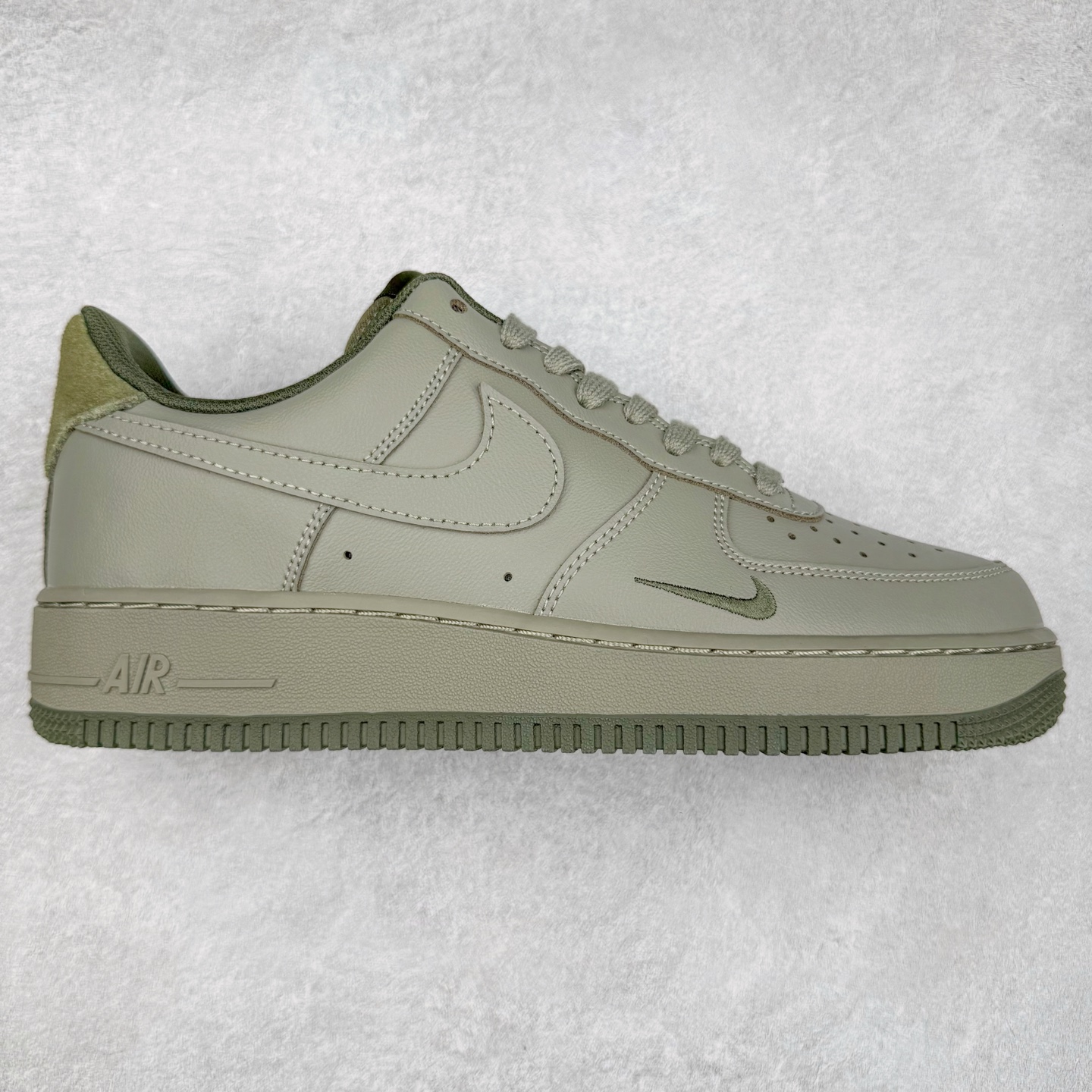 ＃XT纯原 NK Air Force 1´07 Low 空军一号低帮百搭休闲运动板鞋 顶级批次 2022全新楦头鞋型 鱼鳞大底 历时开发三个月 清洁度完美 二维码鞋标 内置芯片及solo气垫 大底高度及其弧度依照正品 钢印 logo刺绣 鞋口弧度 鞋头长度 鞋面冲孔 鞋垫背胶及钢印 完美鞋型对比正品 每一处都是细节满满 柔软、弹性十足的缓震性能和出色的中底设计 横跨复古与现代的外型结合 造就出风靡全球 三十多年的Force 1 直到今天还深受青睐 实拍调校N版已经零色差零失真 百分百还原实物色彩所见即所得 不存在货不对板色差等低级问题 选购参考实物拍摄 不混卖不参货 只用心做好货严格选品 承诺混一赔十 尺码：36 36.5 37.5 38 38.5 39 40 40.5 41 42 42.5 43 44 44.5 45-选品中心