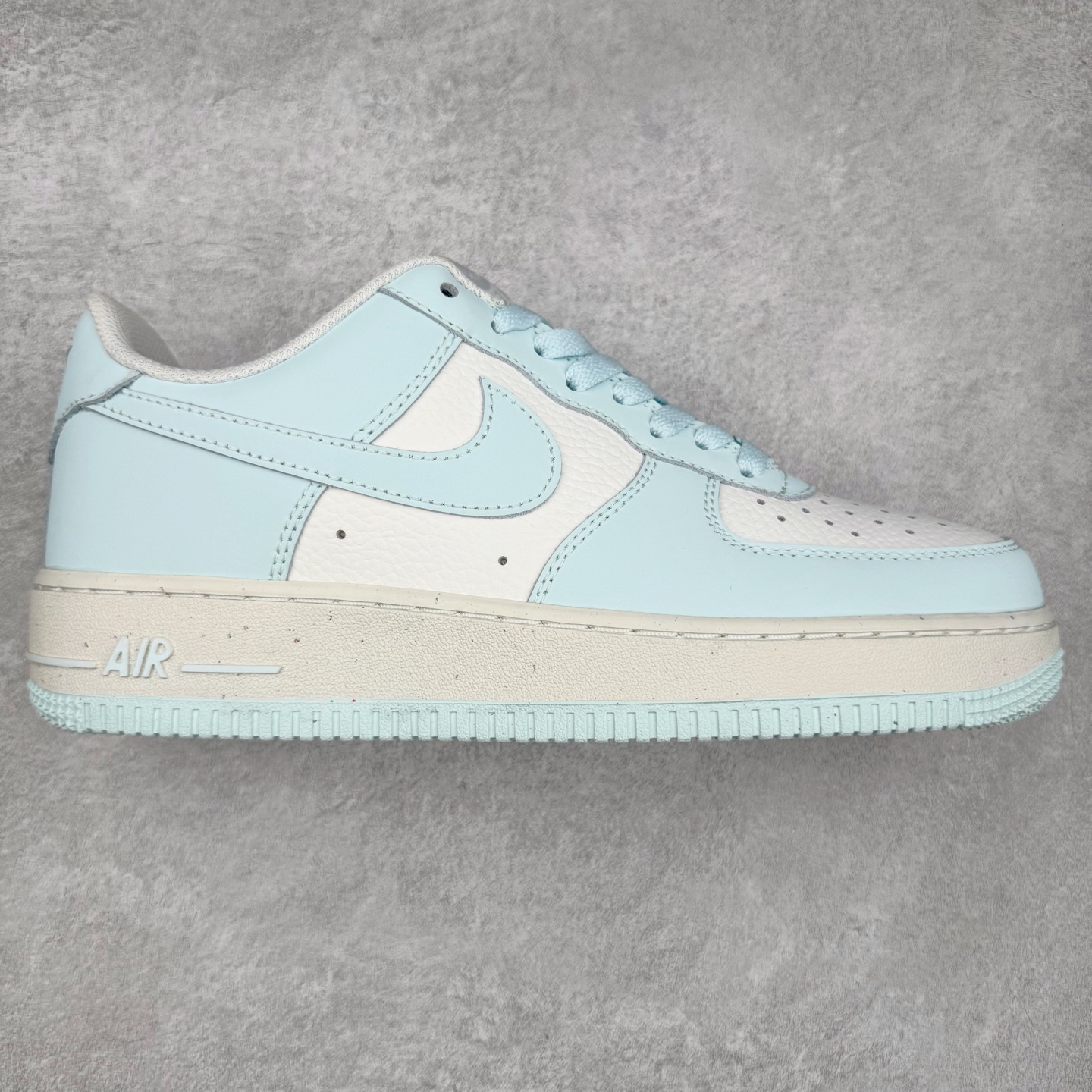 ＃XT纯原 NK Air Force 1´07 Low 空军一号低帮百搭休闲运动板鞋 HF5385-400 顶级批次 2022全新楦头鞋型 鱼鳞大底 历时开发三个月 清洁度完美 二维码鞋标 内置芯片及solo气垫 大底高度及其弧度依照正品 钢印 logo刺绣 鞋口弧度 鞋头长度 鞋面冲孔 鞋垫背胶及钢印 完美鞋型对比正品 每一处都是细节满满 柔软、弹性十足的缓震性能和出色的中底设计 横跨复古与现代的外型结合 造就出风靡全球 三十多年的Force 1 直到今天还深受青睐 实拍调校N版已经零色差零失真 百分百还原实物色彩所见即所得 不存在货不对板色差等低级问题 选购参考实物拍摄 不混卖不参货 只用心做好货严格选品 承诺混一赔十 尺码：36 36.5 37.5 38 38.5 39 40 40.5 41 42 42.5 43 44 44.5 45-选品中心