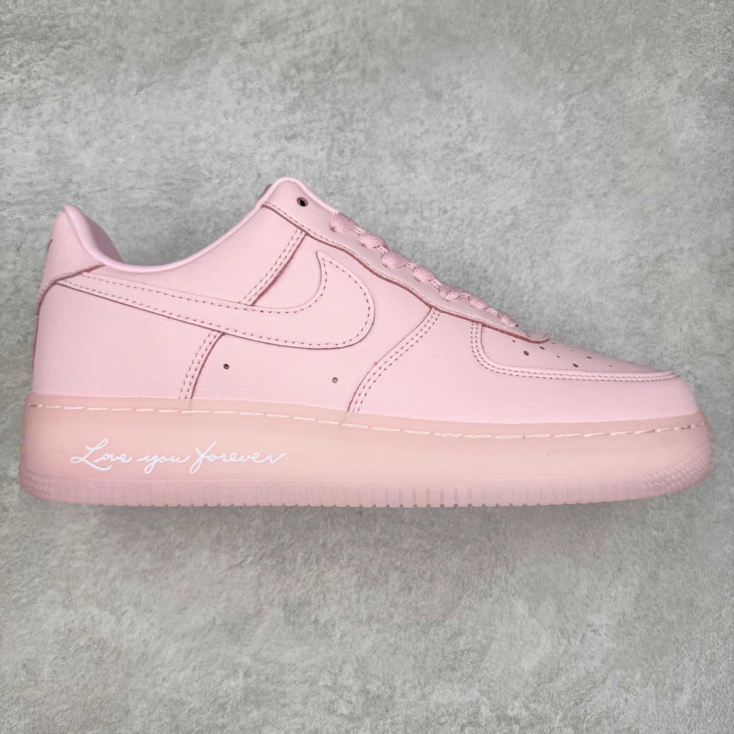 ＃XT纯原 NK Air Force 1´07 Low 空军一号低帮百搭休闲运动板鞋 CZ8065-600 顶级批次 2022全新楦头鞋型 鱼鳞大底 历时开发三个月 清洁度完美 二维码鞋标 内置芯片及solo气垫 大底高度及其弧度依照正品 钢印 logo刺绣 鞋口弧度 鞋头长度 鞋面冲孔 鞋垫背胶及钢印 完美鞋型对比正品 每一处都是细节满满 柔软、弹性十足的缓震性能和出色的中底设计 横跨复古与现代的外型结合 造就出风靡全球 三十多年的Force 1 直到今天还深受青睐 实拍调校N版已经零色差零失真 百分百还原实物色彩所见即所得 不存在货不对板色差等低级问题 选购参考实物拍摄 不混卖不参货 只用心做好货严格选品 承诺混一赔十 尺码：36 36.5 37.5 38 38.5 39 40 40.5 41 42 42.5 43 44 44.5 45-选品中心