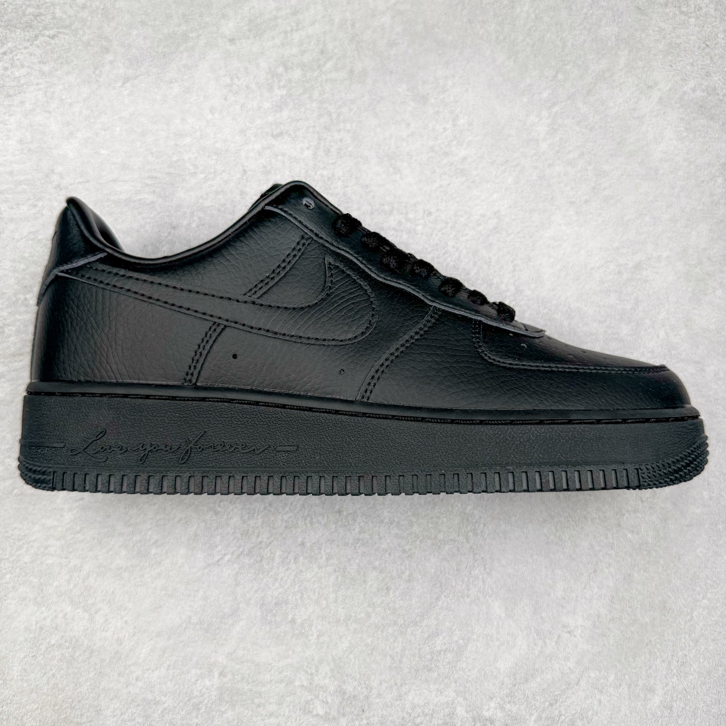 图片[7]-＃XT纯原 NK Air Force 1´07 Low 空军一号低帮百搭休闲运动板鞋 顶级批次 2022全新楦头鞋型 鱼鳞大底 历时开发三个月 清洁度完美 二维码鞋标 内置芯片及solo气垫 大底高度及其弧度依照正品 钢印 logo刺绣 鞋口弧度 鞋头长度 鞋面冲孔 鞋垫背胶及钢印 完美鞋型对比正品 每一处都是细节满满 柔软、弹性十足的缓震性能和出色的中底设计 横跨复古与现代的外型结合 造就出风靡全球 三十多年的Force 1 直到今天还深受青睐 实拍调校N版已经零色差零失真 百分百还原实物色彩所见即所得 不存在货不对板色差等低级问题 选购参考实物拍摄 不混卖不参货 只用心做好货严格选品 承诺混一赔十 尺码：36 36.5 37.5 38 38.5 39 40 40.5 41 42 42.5 43 44 44.5 45-选品中心