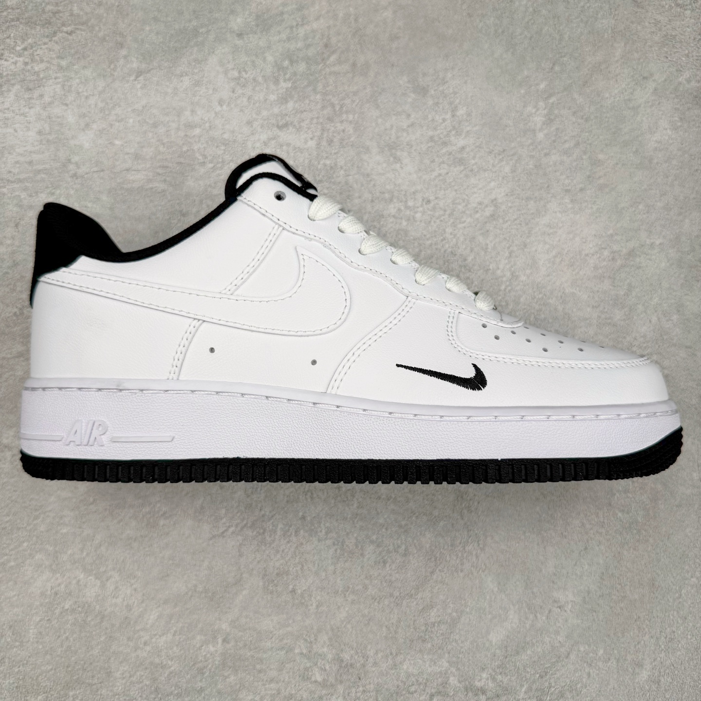 图片[10]-＃XT纯原 NK Air Force 1´07 Low 空军一号低帮百搭休闲运动板鞋 顶级批次 2022全新楦头鞋型 鱼鳞大底 历时开发三个月 清洁度完美 二维码鞋标 内置芯片及solo气垫 大底高度及其弧度依照正品 钢印 logo刺绣 鞋口弧度 鞋头长度 鞋面冲孔 鞋垫背胶及钢印 完美鞋型对比正品 每一处都是细节满满 柔软、弹性十足的缓震性能和出色的中底设计 横跨复古与现代的外型结合 造就出风靡全球 三十多年的Force 1 直到今天还深受青睐 实拍调校N版已经零色差零失真 百分百还原实物色彩所见即所得 不存在货不对板色差等低级问题 选购参考实物拍摄 不混卖不参货 只用心做好货严格选品 承诺混一赔十 尺码：36 36.5 37.5 38 38.5 39 40 40.5 41 42 42.5 43 44 44.5 45-选品中心