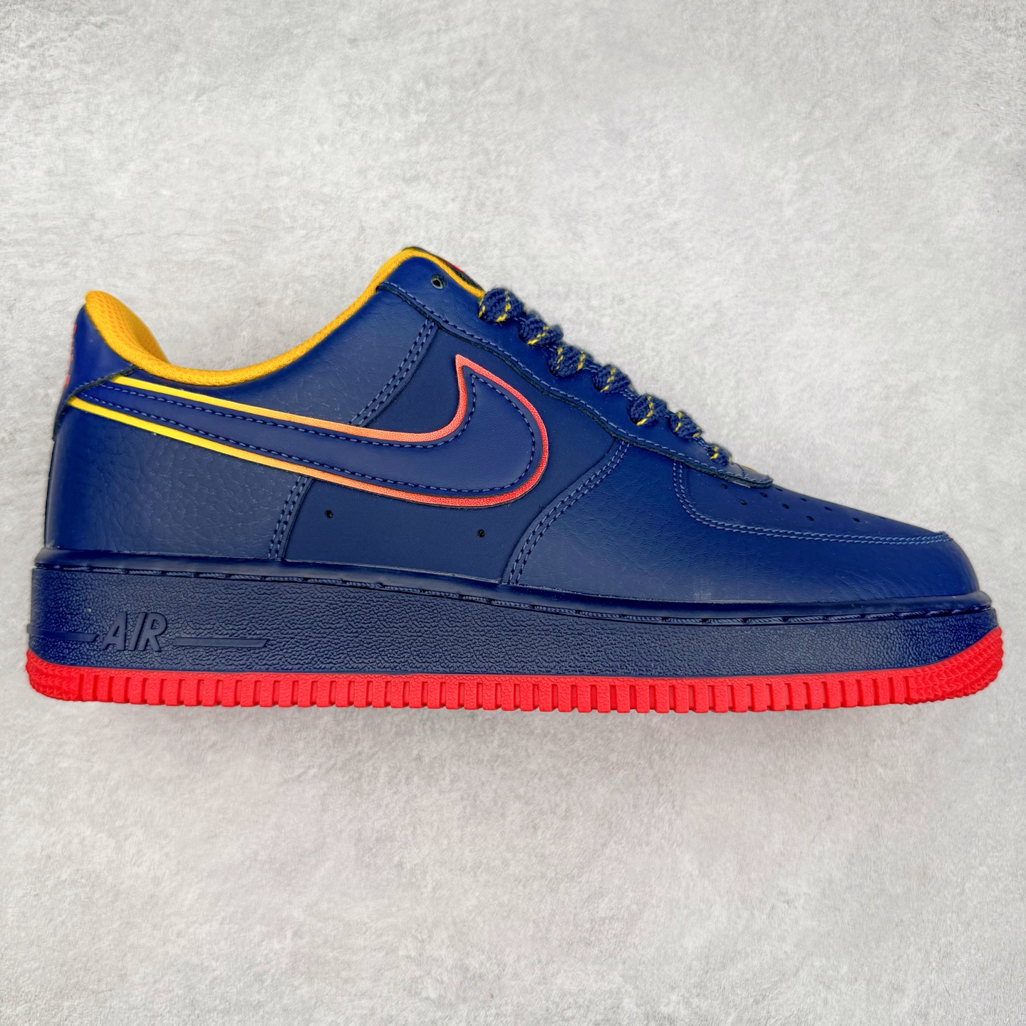 ＃XT纯原 NK Air Force 1´07 Low 空军一号低帮百搭休闲运动板鞋 HV5752-410 顶级批次 2022全新楦头鞋型 鱼鳞大底 历时开发三个月 清洁度完美 二维码鞋标 内置芯片及solo气垫 大底高度及其弧度依照正品 钢印 logo刺绣 鞋口弧度 鞋头长度 鞋面冲孔 鞋垫背胶及钢印 完美鞋型对比正品 每一处都是细节满满 柔软、弹性十足的缓震性能和出色的中底设计 横跨复古与现代的外型结合 造就出风靡全球 三十多年的Force 1 直到今天还深受青睐 实拍调校N版已经零色差零失真 百分百还原实物色彩所见即所得 不存在货不对板色差等低级问题 选购参考实物拍摄 不混卖不参货 只用心做好货严格选品 承诺混一赔十 尺码：36 36.5 37.5 38 38.5 39 40 40.5 41 42 42.5 43 44 44.5 45-选品中心