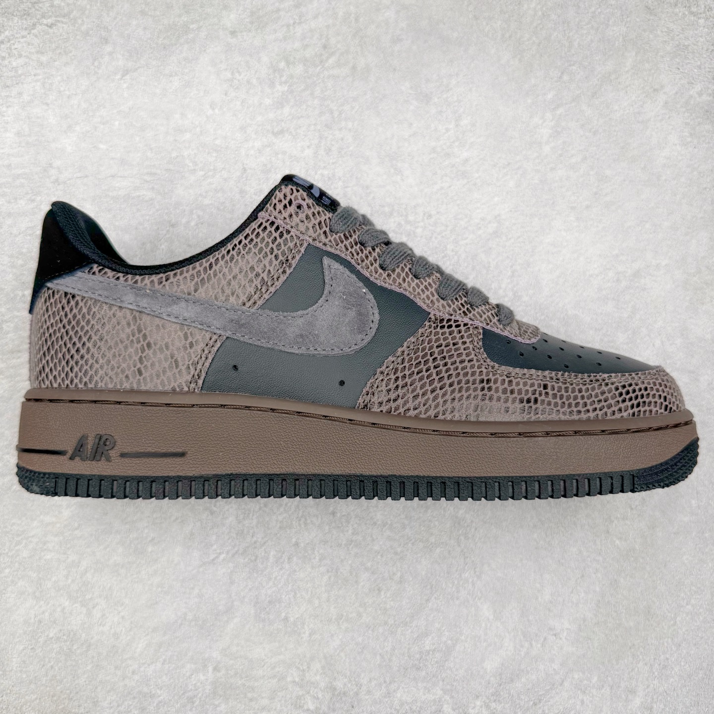 图片[6]-＃XT纯原 NK Air Force 1´07 Low 空军一号低帮百搭休闲运动板鞋 顶级批次 2022全新楦头鞋型 鱼鳞大底 历时开发三个月 清洁度完美 二维码鞋标 内置芯片及solo气垫 大底高度及其弧度依照正品 钢印 logo刺绣 鞋口弧度 鞋头长度 鞋面冲孔 鞋垫背胶及钢印 完美鞋型对比正品 每一处都是细节满满 柔软、弹性十足的缓震性能和出色的中底设计 横跨复古与现代的外型结合 造就出风靡全球 三十多年的Force 1 直到今天还深受青睐 实拍调校N版已经零色差零失真 百分百还原实物色彩所见即所得 不存在货不对板色差等低级问题 选购参考实物拍摄 不混卖不参货 只用心做好货严格选品 承诺混一赔十 尺码：36 36.5 37.5 38 38.5 39 40 40.5 41 42 42.5 43 44 44.5 45-选品中心