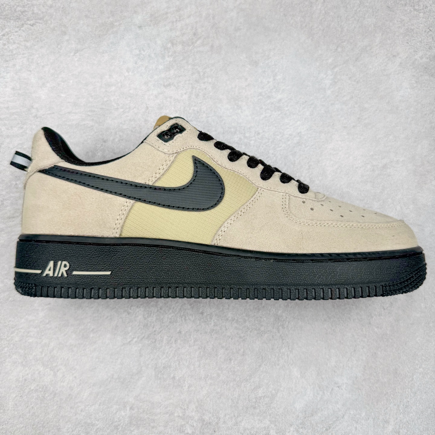 图片[8]-＃XT纯原 NK Air Force 1´07 Low 空军一号低帮百搭休闲运动板鞋 顶级批次 2022全新楦头鞋型 鱼鳞大底 历时开发三个月 清洁度完美 二维码鞋标 内置芯片及solo气垫 大底高度及其弧度依照正品 钢印 logo刺绣 鞋口弧度 鞋头长度 鞋面冲孔 鞋垫背胶及钢印 完美鞋型对比正品 每一处都是细节满满 柔软、弹性十足的缓震性能和出色的中底设计 横跨复古与现代的外型结合 造就出风靡全球 三十多年的Force 1 直到今天还深受青睐 实拍调校N版已经零色差零失真 百分百还原实物色彩所见即所得 不存在货不对板色差等低级问题 选购参考实物拍摄 不混卖不参货 只用心做好货严格选品 承诺混一赔十 尺码：36 36.5 37.5 38 38.5 39 40 40.5 41 42 42.5 43 44 44.5 45-选品中心