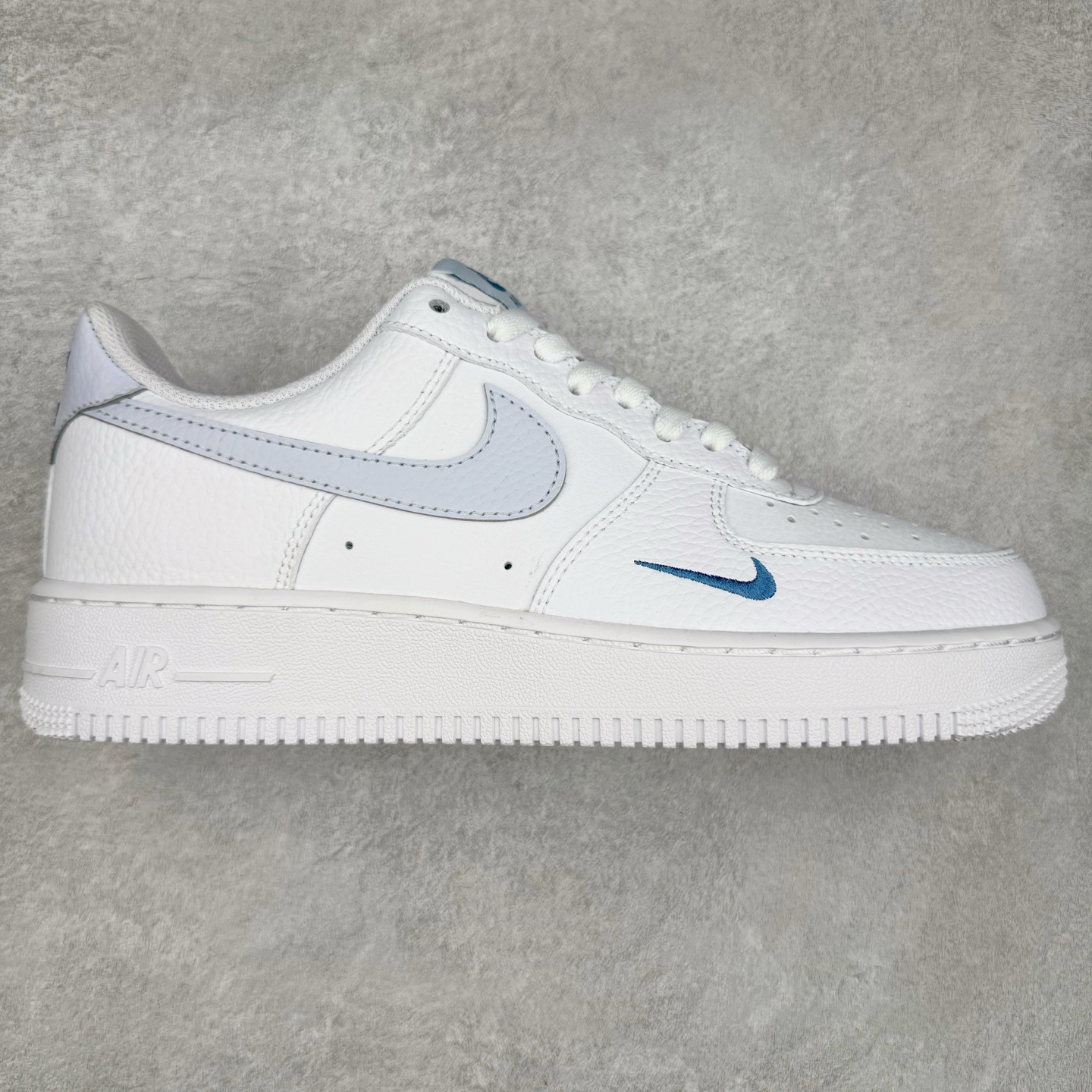 ＃XT纯原 NK Air Force 1´07 Low 空军一号低帮百搭休闲运动板鞋 HV2511-100 顶级批次 2022全新楦头鞋型 鱼鳞大底 历时开发三个月 清洁度完美 二维码鞋标 内置芯片及solo气垫 大底高度及其弧度依照正品 钢印 logo刺绣 鞋口弧度 鞋头长度 鞋面冲孔 鞋垫背胶及钢印 完美鞋型对比正品 每一处都是细节满满 柔软、弹性十足的缓震性能和出色的中底设计 横跨复古与现代的外型结合 造就出风靡全球 三十多年的Force 1 直到今天还深受青睐 实拍调校N版已经零色差零失真 百分百还原实物色彩所见即所得 不存在货不对板色差等低级问题 选购参考实物拍摄 不混卖不参货 只用心做好货严格选品 承诺混一赔十 尺码：36 36.5 37.5 38 38.5 39 40 40.5 41 42 42.5 43 44 44.5 45-选品中心