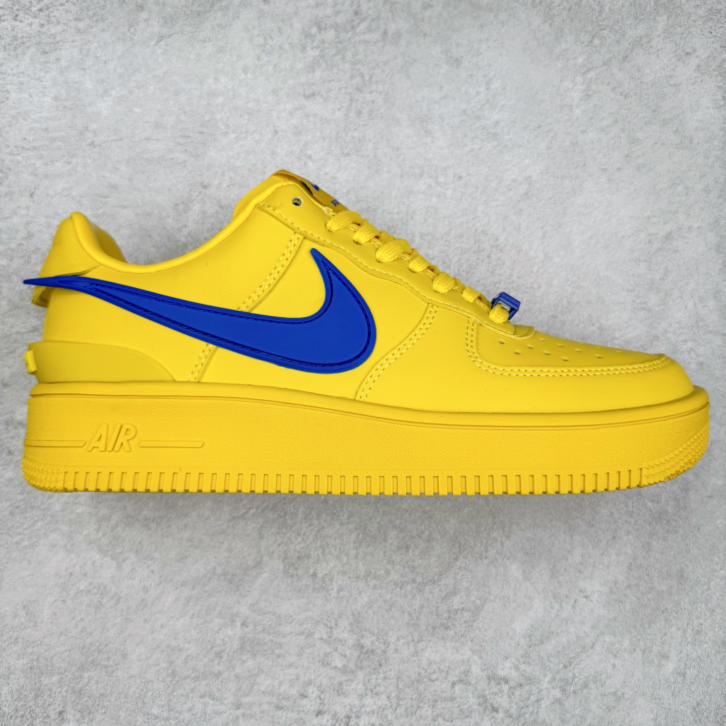 ＃TG福利特价 AMBUSH x NK Air Force 1 Low 空军一号宽底版系列低帮百搭休闲运动板鞋 联名大钩 DV3464 在 Yoon Ahn 的职权范围内 AMBUSH 已经确立了自己在日本街头服饰生态系统中的主要地位 同时通过 Air Adjust Force 和一系列 Dunks 的合作帮助 他们最近在美国的东亚印记显着扩大 预计将在这个假期首次亮相 该品牌现在将其人才带入 Air Force 1，这是这两个群体年轻的四年关系中的第一次 除了之前看到的“白/黑”AF1 后者的结构始终采用优质工具 鞋面采用高端滚纹皮革 而 AMBUSH 品牌的鞋跟夹和加长的摩托车尾管 Swooshes 为下面所示的包覆设计注入了个性 相对于标志性的“三重黑”美学 深黑色产品享有上述色调的完全色调处理 除了它的中足格纹和上鞋舌品牌 它用清爽的白色细节和镀铬杜布拉斯照亮了漆黑的整体 “皇家蓝”锚定了从鞋垫到第二套服装不间断鞋底单元的所有东西 而与上述相同的装饰 – 包括鞋跟标签 – 以名义上的黄色阴影结束 尺码：36 36.5 37.5 38 38.5 39 40 40.5 41 42 42.5 43 44 44.5 45-选品中心
