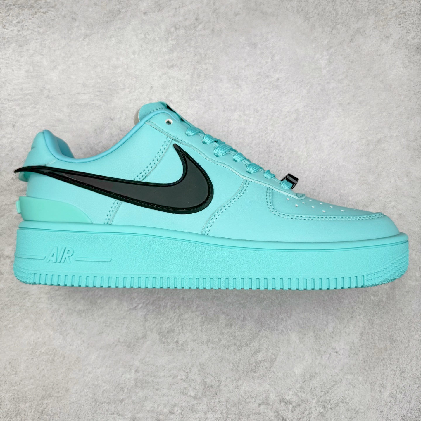 ＃TG福利特价 AMBUSH x NK Air Force 1 Low 空军一号宽底版系列低帮百搭休闲运动板鞋 联名大钩 DV3464 在 Yoon Ahn 的职权范围内 AMBUSH 已经确立了自己在日本街头服饰生态系统中的主要地位 同时通过 Air Adjust Force 和一系列 Dunks 的合作帮助 他们最近在美国的东亚印记显着扩大 预计将在这个假期首次亮相 该品牌现在将其人才带入 Air Force 1，这是这两个群体年轻的四年关系中的第一次 除了之前看到的“白/黑”AF1 后者的结构始终采用优质工具 鞋面采用高端滚纹皮革 而 AMBUSH 品牌的鞋跟夹和加长的摩托车尾管 Swooshes 为下面所示的包覆设计注入了个性 相对于标志性的“三重黑”美学 深黑色产品享有上述色调的完全色调处理 除了它的中足格纹和上鞋舌品牌 它用清爽的白色细节和镀铬杜布拉斯照亮了漆黑的整体 “皇家蓝”锚定了从鞋垫到第二套服装不间断鞋底单元的所有东西 而与上述相同的装饰 – 包括鞋跟标签 – 以名义上的黄色阴影结束 尺码：36 36.5 37.5 38 38.5 39 40 40.5 41 42 42.5 43 44 44.5 45-选品中心