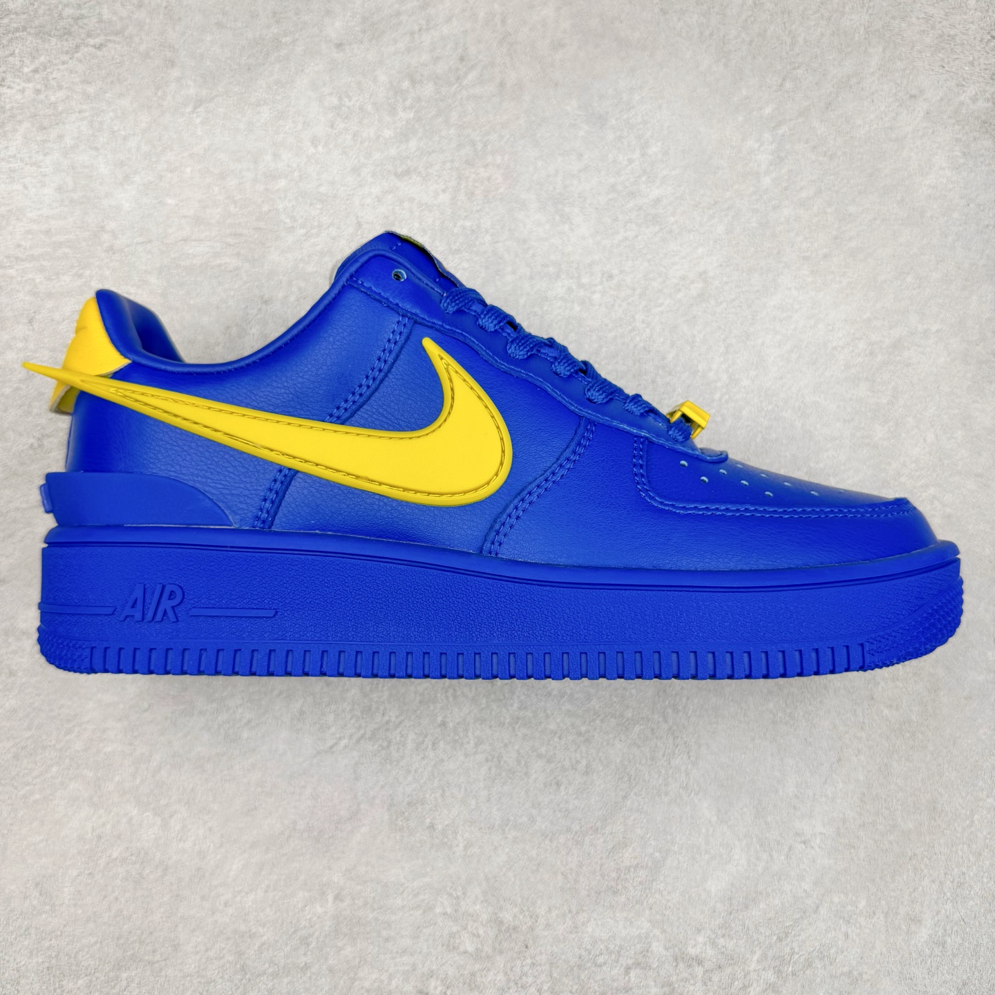 ＃TG福利特价 AMBUSH x NK Air Force 1 Low 空军一号宽底版系列低帮百搭休闲运动板鞋 联名大钩 DV3464 在 Yoon Ahn 的职权范围内 AMBUSH 已经确立了自己在日本街头服饰生态系统中的主要地位 同时通过 Air Adjust Force 和一系列 Dunks 的合作帮助 他们最近在美国的东亚印记显着扩大 预计将在这个假期首次亮相 该品牌现在将其人才带入 Air Force 1，这是这两个群体年轻的四年关系中的第一次 除了之前看到的“白/黑”AF1 后者的结构始终采用优质工具 鞋面采用高端滚纹皮革 而 AMBUSH 品牌的鞋跟夹和加长的摩托车尾管 Swooshes 为下面所示的包覆设计注入了个性 相对于标志性的“三重黑”美学 深黑色产品享有上述色调的完全色调处理 除了它的中足格纹和上鞋舌品牌 它用清爽的白色细节和镀铬杜布拉斯照亮了漆黑的整体 “皇家蓝”锚定了从鞋垫到第二套服装不间断鞋底单元的所有东西 而与上述相同的装饰 – 包括鞋跟标签 – 以名义上的黄色阴影结束 尺码：36 36.5 37.5 38 38.5 39 40 40.5 41 42 42.5 43 44 44.5 45-选品中心