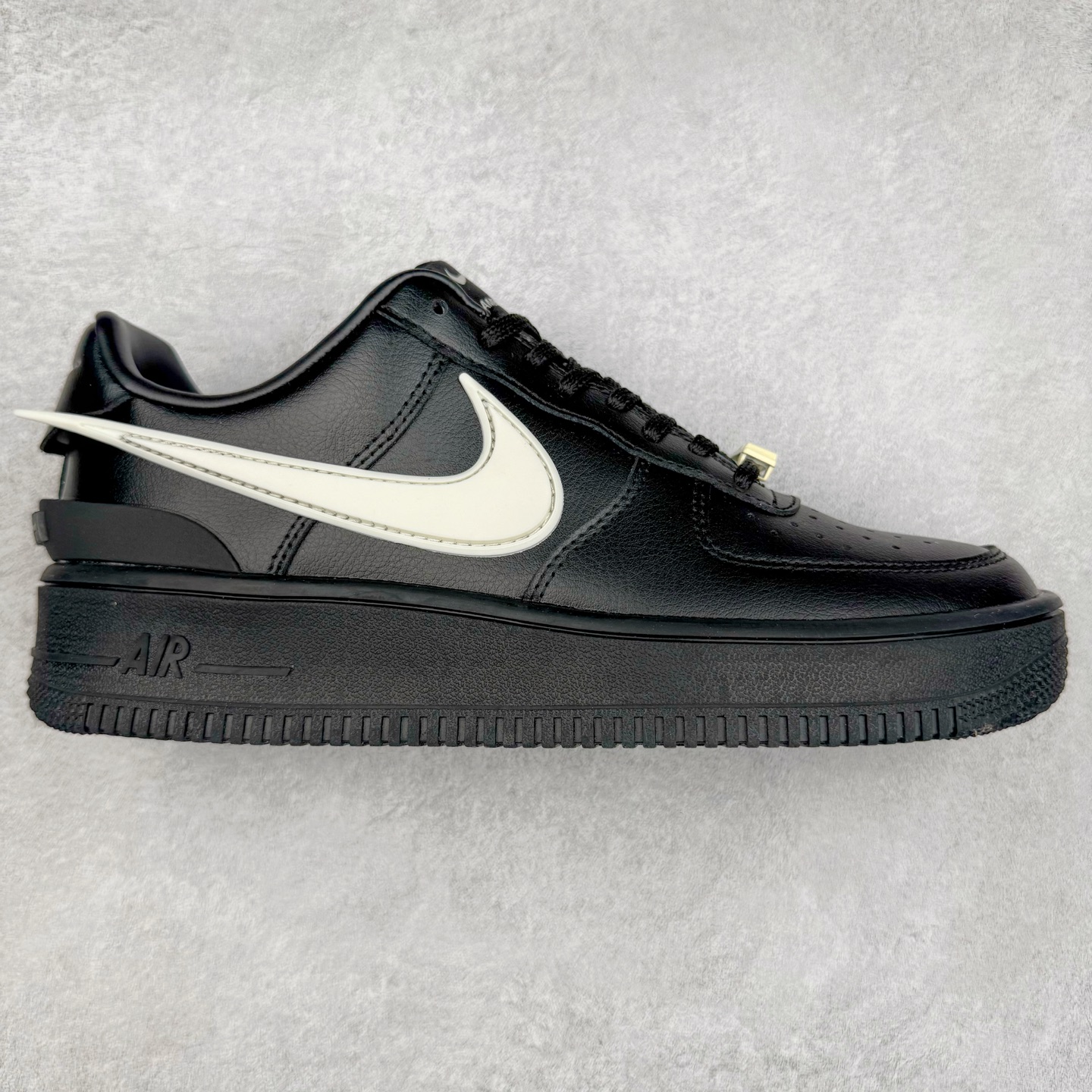 ＃TG福利特价 AMBUSH x NK Air Force 1 Low 空军一号宽底版系列低帮百搭休闲运动板鞋 联名大钩 DV3464 在 Yoon Ahn 的职权范围内 AMBUSH 已经确立了自己在日本街头服饰生态系统中的主要地位 同时通过 Air Adjust Force 和一系列 Dunks 的合作帮助 他们最近在美国的东亚印记显着扩大 预计将在这个假期首次亮相 该品牌现在将其人才带入 Air Force 1，这是这两个群体年轻的四年关系中的第一次 除了之前看到的“白/黑”AF1 后者的结构始终采用优质工具 鞋面采用高端滚纹皮革 而 AMBUSH 品牌的鞋跟夹和加长的摩托车尾管 Swooshes 为下面所示的包覆设计注入了个性 相对于标志性的“三重黑”美学 深黑色产品享有上述色调的完全色调处理 除了它的中足格纹和上鞋舌品牌 它用清爽的白色细节和镀铬杜布拉斯照亮了漆黑的整体 “皇家蓝”锚定了从鞋垫到第二套服装不间断鞋底单元的所有东西 而与上述相同的装饰 – 包括鞋跟标签 – 以名义上的黄色阴影结束 尺码：36 36.5 37.5 38 38.5 39 40 40.5 41 42 42.5 43 44 44.5 45-选品中心