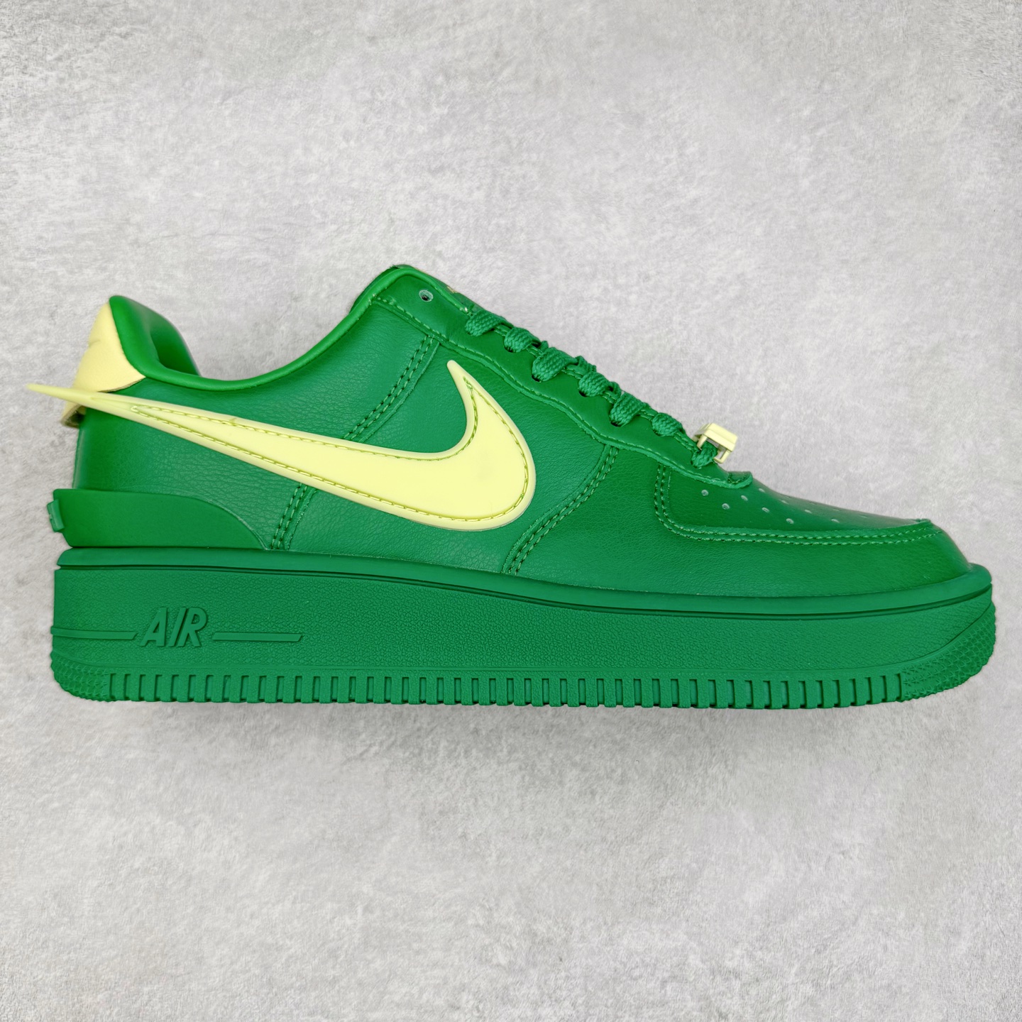 ＃TG福利特价 AMBUSH x NK Air Force 1 Low 空军一号宽底版系列低帮百搭休闲运动板鞋 联名大钩 DV3464 在 Yoon Ahn 的职权范围内 AMBUSH 已经确立了自己在日本街头服饰生态系统中的主要地位 同时通过 Air Adjust Force 和一系列 Dunks 的合作帮助 他们最近在美国的东亚印记显着扩大 预计将在这个假期首次亮相 该品牌现在将其人才带入 Air Force 1，这是这两个群体年轻的四年关系中的第一次 除了之前看到的“白/黑”AF1 后者的结构始终采用优质工具 鞋面采用高端滚纹皮革 而 AMBUSH 品牌的鞋跟夹和加长的摩托车尾管 Swooshes 为下面所示的包覆设计注入了个性 相对于标志性的“三重黑”美学 深黑色产品享有上述色调的完全色调处理 除了它的中足格纹和上鞋舌品牌 它用清爽的白色细节和镀铬杜布拉斯照亮了漆黑的整体 “皇家蓝”锚定了从鞋垫到第二套服装不间断鞋底单元的所有东西 而与上述相同的装饰 – 包括鞋跟标签 – 以名义上的黄色阴影结束 尺码：36 36.5 37.5 38 38.5 39 40 40.5 41 42 42.5 43 44 44.5 45-选品中心