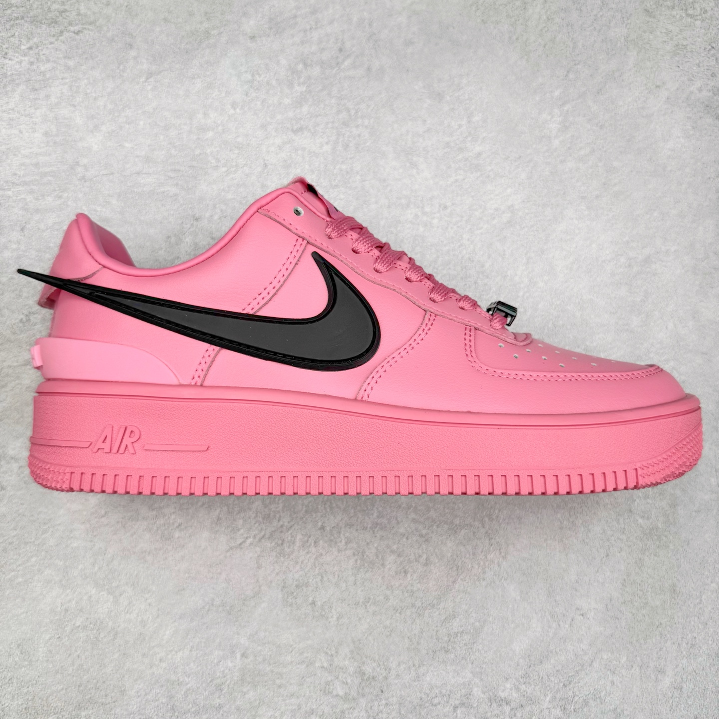 ＃TG福利特价 AMBUSH x NK Air Force 1 Low 空军一号宽底版系列低帮百搭休闲运动板鞋 联名大钩 DV3464 在 Yoon Ahn 的职权范围内 AMBUSH 已经确立了自己在日本街头服饰生态系统中的主要地位 同时通过 Air Adjust Force 和一系列 Dunks 的合作帮助 他们最近在美国的东亚印记显着扩大 预计将在这个假期首次亮相 该品牌现在将其人才带入 Air Force 1，这是这两个群体年轻的四年关系中的第一次 除了之前看到的“白/黑”AF1 后者的结构始终采用优质工具 鞋面采用高端滚纹皮革 而 AMBUSH 品牌的鞋跟夹和加长的摩托车尾管 Swooshes 为下面所示的包覆设计注入了个性 相对于标志性的“三重黑”美学 深黑色产品享有上述色调的完全色调处理 除了它的中足格纹和上鞋舌品牌 它用清爽的白色细节和镀铬杜布拉斯照亮了漆黑的整体 “皇家蓝”锚定了从鞋垫到第二套服装不间断鞋底单元的所有东西 而与上述相同的装饰 – 包括鞋跟标签 – 以名义上的黄色阴影结束 尺码：36 36.5 37.5 38 38.5 39 40 40.5 41 42 42.5 43 44 44.5 45-选品中心