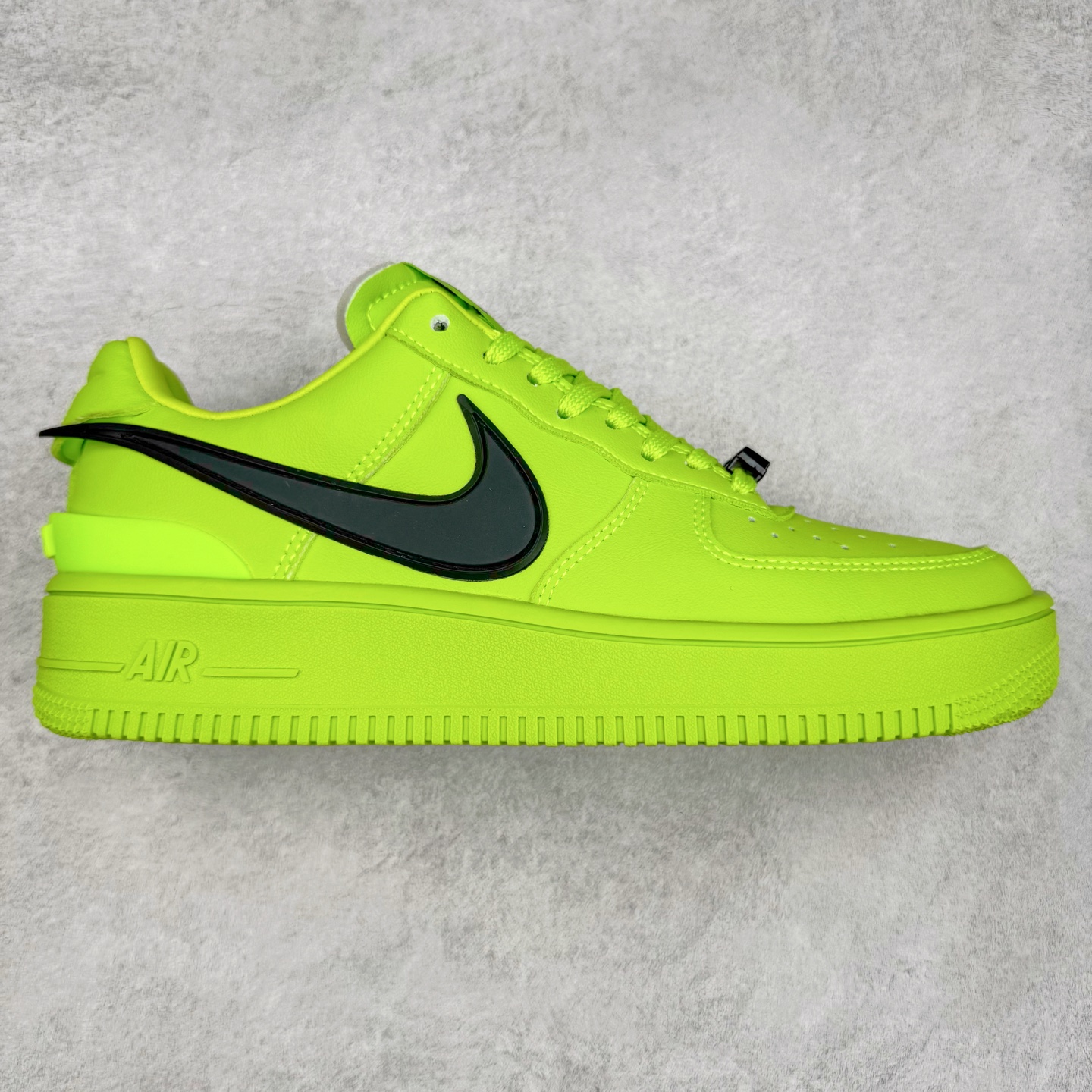 ＃TG福利特价 AMBUSH x NK Air Force 1 Low 空军一号宽底版系列低帮百搭休闲运动板鞋 联名大钩 DV3464 在 Yoon Ahn 的职权范围内 AMBUSH 已经确立了自己在日本街头服饰生态系统中的主要地位 同时通过 Air Adjust Force 和一系列 Dunks 的合作帮助 他们最近在美国的东亚印记显着扩大 预计将在这个假期首次亮相 该品牌现在将其人才带入 Air Force 1，这是这两个群体年轻的四年关系中的第一次 除了之前看到的“白/黑”AF1 后者的结构始终采用优质工具 鞋面采用高端滚纹皮革 而 AMBUSH 品牌的鞋跟夹和加长的摩托车尾管 Swooshes 为下面所示的包覆设计注入了个性 相对于标志性的“三重黑”美学 深黑色产品享有上述色调的完全色调处理 除了它的中足格纹和上鞋舌品牌 它用清爽的白色细节和镀铬杜布拉斯照亮了漆黑的整体 “皇家蓝”锚定了从鞋垫到第二套服装不间断鞋底单元的所有东西 而与上述相同的装饰 – 包括鞋跟标签 – 以名义上的黄色阴影结束 尺码：36 36.5 37.5 38 38.5 39 40 40.5 41 42 42.5 43 44 44.5 45-选品中心