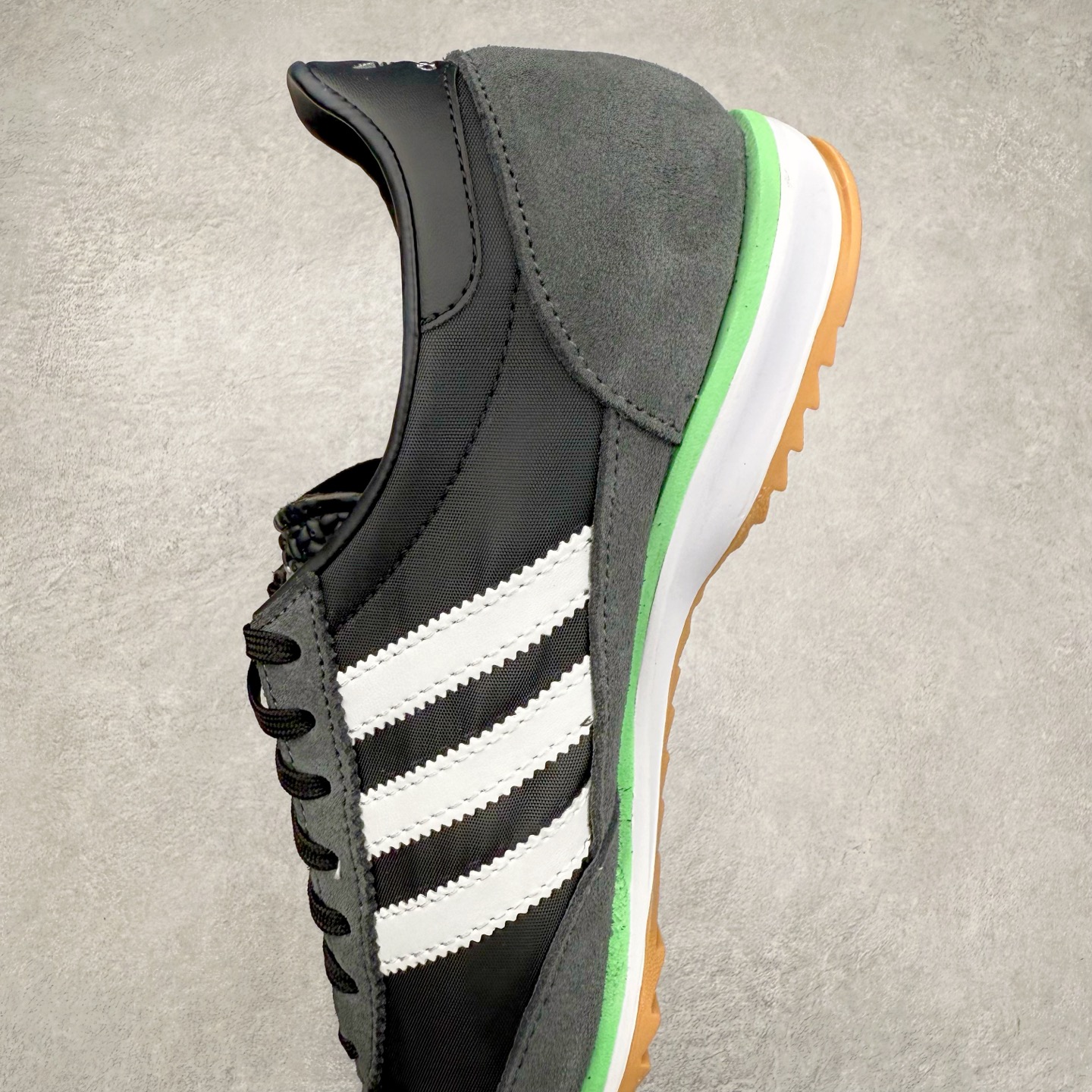 图片[7]-＃HP纯原 AD Wmns SL72 OG 系列德训足球风百搭低帮休闲运动板鞋 JH7390 采用高弹EVA+MODEL+RB三层组合底 区别市面RB一体大底 三层组合鞋底重量与原鞋一致 Originals 将有「T 头鞋」造型的诞生于 1972 年的 SL72 鞋款复刻带回 各位买鞋又有新选择了 1972 年 SL72 问世后 引领了后来阿迪达斯的跑鞋发展方向 其中「SL」代表了 Super Light 彰显了产品轻便的特性 1972 年 SL72 问世后 引领了后来阿迪达斯的跑鞋发展方向 其中「SL」代表了 Super Light 彰显了产品轻便的特性 这次 Originals 延续其轻质经典的基因 带来男女两款 SL72 男生款带来 SL72 RS 鞋型 RS 意为 Reshaped（重塑）鞋款在保留了经典的外观基础上 在尼龙材质里增加了填充物 使鞋型更加挺立和饱满 鞋头则更加圆润 鞋底的 EVA 材质则增加了鞋款的高度 女生款则带来 SL72 OG W 鞋型 OG 顾名思义则是致敬经典款式 相较于 RS（Reshaped）鞋款 鞋身更加纤细 其整体鞋身轮廓、线条、细节、材质上尊崇 70 年代 SL72 的设计 还原经典味道 尺码：36 36⅔ 37⅓ 38 38⅔ 39⅓ 40 40⅔ 41⅓ 42 42⅔ 43⅓ 44 44⅔ 45-选品中心