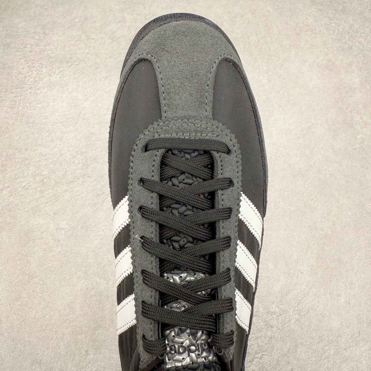 图片[4]-＃HP纯原 AD Wmns SL72 OG 系列德训足球风百搭低帮休闲运动板鞋 JH7390 采用高弹EVA+MODEL+RB三层组合底 区别市面RB一体大底 三层组合鞋底重量与原鞋一致 Originals 将有「T 头鞋」造型的诞生于 1972 年的 SL72 鞋款复刻带回 各位买鞋又有新选择了 1972 年 SL72 问世后 引领了后来阿迪达斯的跑鞋发展方向 其中「SL」代表了 Super Light 彰显了产品轻便的特性 1972 年 SL72 问世后 引领了后来阿迪达斯的跑鞋发展方向 其中「SL」代表了 Super Light 彰显了产品轻便的特性 这次 Originals 延续其轻质经典的基因 带来男女两款 SL72 男生款带来 SL72 RS 鞋型 RS 意为 Reshaped（重塑）鞋款在保留了经典的外观基础上 在尼龙材质里增加了填充物 使鞋型更加挺立和饱满 鞋头则更加圆润 鞋底的 EVA 材质则增加了鞋款的高度 女生款则带来 SL72 OG W 鞋型 OG 顾名思义则是致敬经典款式 相较于 RS（Reshaped）鞋款 鞋身更加纤细 其整体鞋身轮廓、线条、细节、材质上尊崇 70 年代 SL72 的设计 还原经典味道 尺码：36 36⅔ 37⅓ 38 38⅔ 39⅓ 40 40⅔ 41⅓ 42 42⅔ 43⅓ 44 44⅔ 45-选品中心