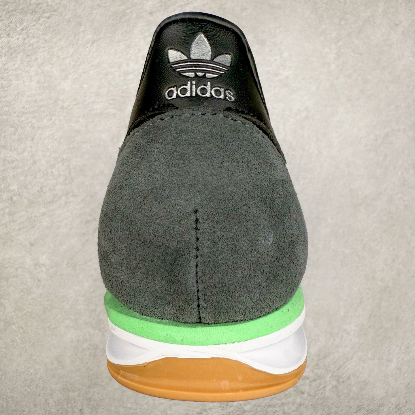 图片[8]-＃HP纯原 AD Wmns SL72 OG 系列德训足球风百搭低帮休闲运动板鞋 JH7390 采用高弹EVA+MODEL+RB三层组合底 区别市面RB一体大底 三层组合鞋底重量与原鞋一致 Originals 将有「T 头鞋」造型的诞生于 1972 年的 SL72 鞋款复刻带回 各位买鞋又有新选择了 1972 年 SL72 问世后 引领了后来阿迪达斯的跑鞋发展方向 其中「SL」代表了 Super Light 彰显了产品轻便的特性 1972 年 SL72 问世后 引领了后来阿迪达斯的跑鞋发展方向 其中「SL」代表了 Super Light 彰显了产品轻便的特性 这次 Originals 延续其轻质经典的基因 带来男女两款 SL72 男生款带来 SL72 RS 鞋型 RS 意为 Reshaped（重塑）鞋款在保留了经典的外观基础上 在尼龙材质里增加了填充物 使鞋型更加挺立和饱满 鞋头则更加圆润 鞋底的 EVA 材质则增加了鞋款的高度 女生款则带来 SL72 OG W 鞋型 OG 顾名思义则是致敬经典款式 相较于 RS（Reshaped）鞋款 鞋身更加纤细 其整体鞋身轮廓、线条、细节、材质上尊崇 70 年代 SL72 的设计 还原经典味道 尺码：36 36⅔ 37⅓ 38 38⅔ 39⅓ 40 40⅔ 41⅓ 42 42⅔ 43⅓ 44 44⅔ 45-选品中心