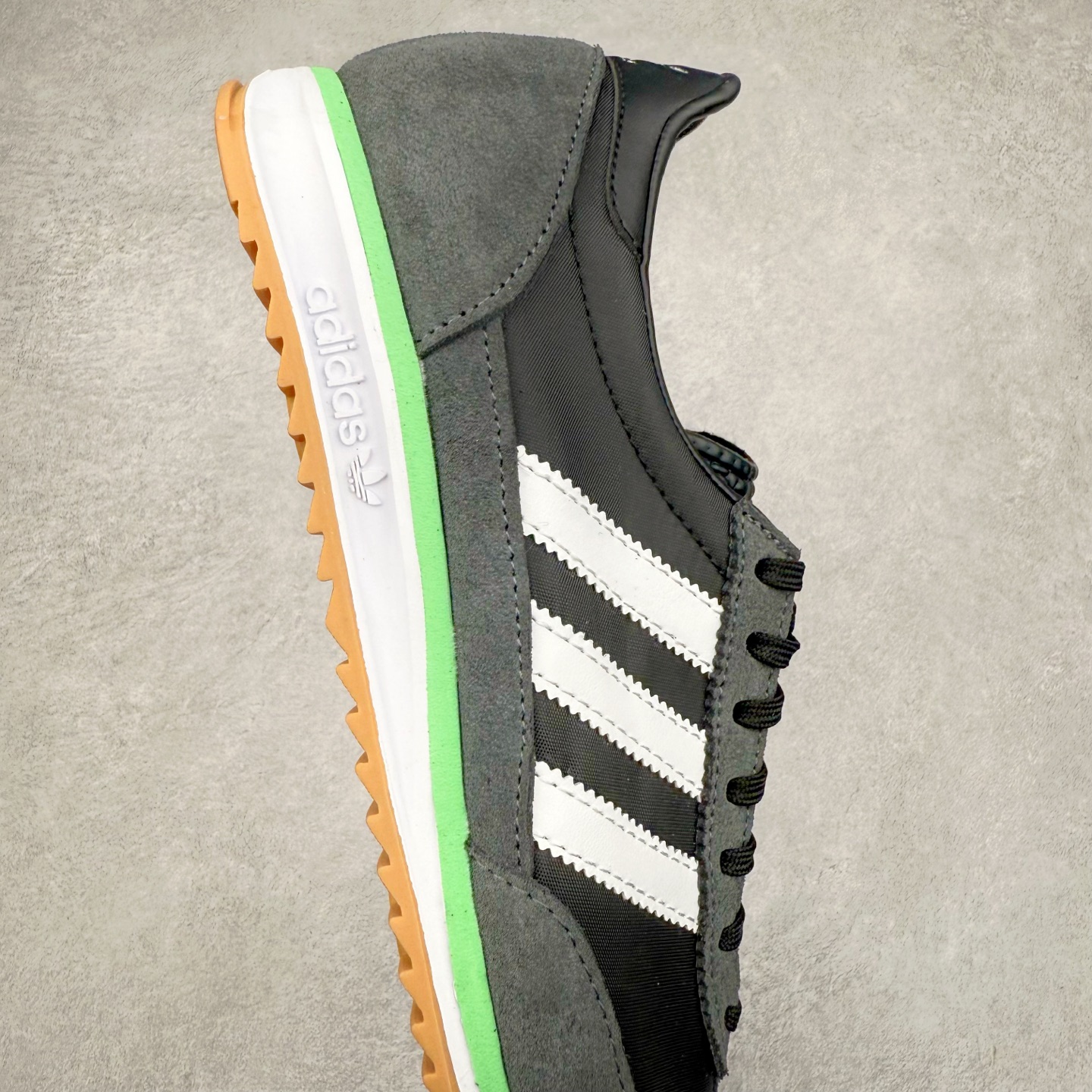 图片[6]-＃HP纯原 AD Wmns SL72 OG 系列德训足球风百搭低帮休闲运动板鞋 JH7390 采用高弹EVA+MODEL+RB三层组合底 区别市面RB一体大底 三层组合鞋底重量与原鞋一致 Originals 将有「T 头鞋」造型的诞生于 1972 年的 SL72 鞋款复刻带回 各位买鞋又有新选择了 1972 年 SL72 问世后 引领了后来阿迪达斯的跑鞋发展方向 其中「SL」代表了 Super Light 彰显了产品轻便的特性 1972 年 SL72 问世后 引领了后来阿迪达斯的跑鞋发展方向 其中「SL」代表了 Super Light 彰显了产品轻便的特性 这次 Originals 延续其轻质经典的基因 带来男女两款 SL72 男生款带来 SL72 RS 鞋型 RS 意为 Reshaped（重塑）鞋款在保留了经典的外观基础上 在尼龙材质里增加了填充物 使鞋型更加挺立和饱满 鞋头则更加圆润 鞋底的 EVA 材质则增加了鞋款的高度 女生款则带来 SL72 OG W 鞋型 OG 顾名思义则是致敬经典款式 相较于 RS（Reshaped）鞋款 鞋身更加纤细 其整体鞋身轮廓、线条、细节、材质上尊崇 70 年代 SL72 的设计 还原经典味道 尺码：36 36⅔ 37⅓ 38 38⅔ 39⅓ 40 40⅔ 41⅓ 42 42⅔ 43⅓ 44 44⅔ 45-选品中心