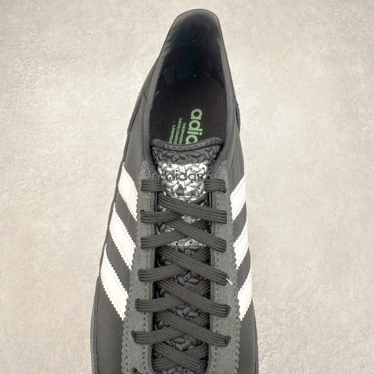 图片[5]-＃HP纯原 AD Wmns SL72 OG 系列德训足球风百搭低帮休闲运动板鞋 JH7390 采用高弹EVA+MODEL+RB三层组合底 区别市面RB一体大底 三层组合鞋底重量与原鞋一致 Originals 将有「T 头鞋」造型的诞生于 1972 年的 SL72 鞋款复刻带回 各位买鞋又有新选择了 1972 年 SL72 问世后 引领了后来阿迪达斯的跑鞋发展方向 其中「SL」代表了 Super Light 彰显了产品轻便的特性 1972 年 SL72 问世后 引领了后来阿迪达斯的跑鞋发展方向 其中「SL」代表了 Super Light 彰显了产品轻便的特性 这次 Originals 延续其轻质经典的基因 带来男女两款 SL72 男生款带来 SL72 RS 鞋型 RS 意为 Reshaped（重塑）鞋款在保留了经典的外观基础上 在尼龙材质里增加了填充物 使鞋型更加挺立和饱满 鞋头则更加圆润 鞋底的 EVA 材质则增加了鞋款的高度 女生款则带来 SL72 OG W 鞋型 OG 顾名思义则是致敬经典款式 相较于 RS（Reshaped）鞋款 鞋身更加纤细 其整体鞋身轮廓、线条、细节、材质上尊崇 70 年代 SL72 的设计 还原经典味道 尺码：36 36⅔ 37⅓ 38 38⅔ 39⅓ 40 40⅔ 41⅓ 42 42⅔ 43⅓ 44 44⅔ 45-选品中心