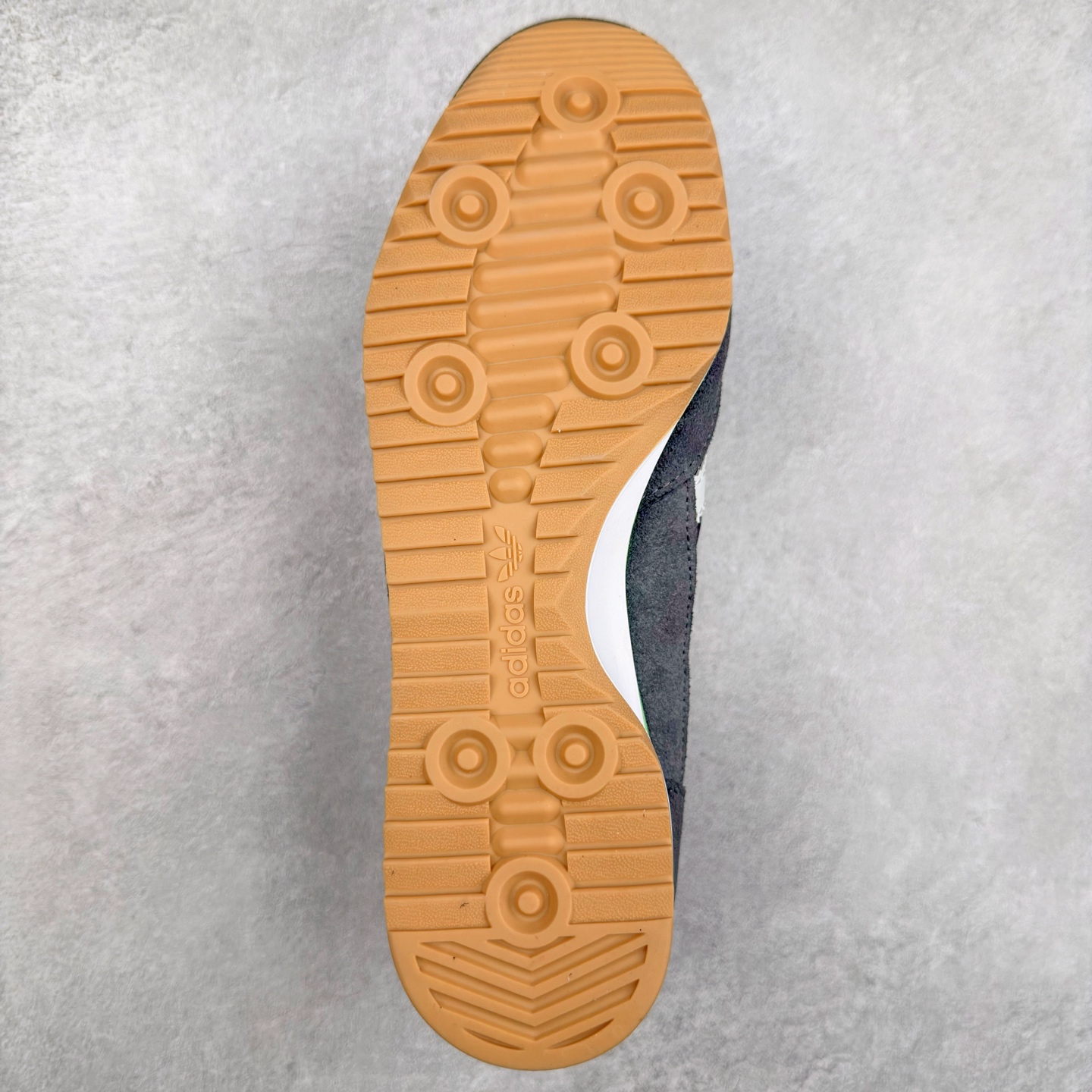 图片[9]-＃HP纯原 AD Wmns SL72 OG 系列德训足球风百搭低帮休闲运动板鞋 JH7390 采用高弹EVA+MODEL+RB三层组合底 区别市面RB一体大底 三层组合鞋底重量与原鞋一致 Originals 将有「T 头鞋」造型的诞生于 1972 年的 SL72 鞋款复刻带回 各位买鞋又有新选择了 1972 年 SL72 问世后 引领了后来阿迪达斯的跑鞋发展方向 其中「SL」代表了 Super Light 彰显了产品轻便的特性 1972 年 SL72 问世后 引领了后来阿迪达斯的跑鞋发展方向 其中「SL」代表了 Super Light 彰显了产品轻便的特性 这次 Originals 延续其轻质经典的基因 带来男女两款 SL72 男生款带来 SL72 RS 鞋型 RS 意为 Reshaped（重塑）鞋款在保留了经典的外观基础上 在尼龙材质里增加了填充物 使鞋型更加挺立和饱满 鞋头则更加圆润 鞋底的 EVA 材质则增加了鞋款的高度 女生款则带来 SL72 OG W 鞋型 OG 顾名思义则是致敬经典款式 相较于 RS（Reshaped）鞋款 鞋身更加纤细 其整体鞋身轮廓、线条、细节、材质上尊崇 70 年代 SL72 的设计 还原经典味道 尺码：36 36⅔ 37⅓ 38 38⅔ 39⅓ 40 40⅔ 41⅓ 42 42⅔ 43⅓ 44 44⅔ 45-选品中心