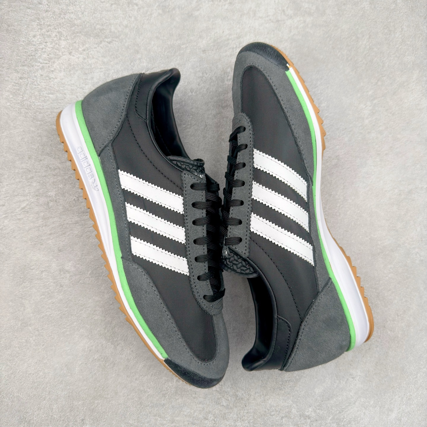 图片[3]-＃HP纯原 AD Wmns SL72 OG 系列德训足球风百搭低帮休闲运动板鞋 JH7390 采用高弹EVA+MODEL+RB三层组合底 区别市面RB一体大底 三层组合鞋底重量与原鞋一致 Originals 将有「T 头鞋」造型的诞生于 1972 年的 SL72 鞋款复刻带回 各位买鞋又有新选择了 1972 年 SL72 问世后 引领了后来阿迪达斯的跑鞋发展方向 其中「SL」代表了 Super Light 彰显了产品轻便的特性 1972 年 SL72 问世后 引领了后来阿迪达斯的跑鞋发展方向 其中「SL」代表了 Super Light 彰显了产品轻便的特性 这次 Originals 延续其轻质经典的基因 带来男女两款 SL72 男生款带来 SL72 RS 鞋型 RS 意为 Reshaped（重塑）鞋款在保留了经典的外观基础上 在尼龙材质里增加了填充物 使鞋型更加挺立和饱满 鞋头则更加圆润 鞋底的 EVA 材质则增加了鞋款的高度 女生款则带来 SL72 OG W 鞋型 OG 顾名思义则是致敬经典款式 相较于 RS（Reshaped）鞋款 鞋身更加纤细 其整体鞋身轮廓、线条、细节、材质上尊崇 70 年代 SL72 的设计 还原经典味道 尺码：36 36⅔ 37⅓ 38 38⅔ 39⅓ 40 40⅔ 41⅓ 42 42⅔ 43⅓ 44 44⅔ 45-选品中心