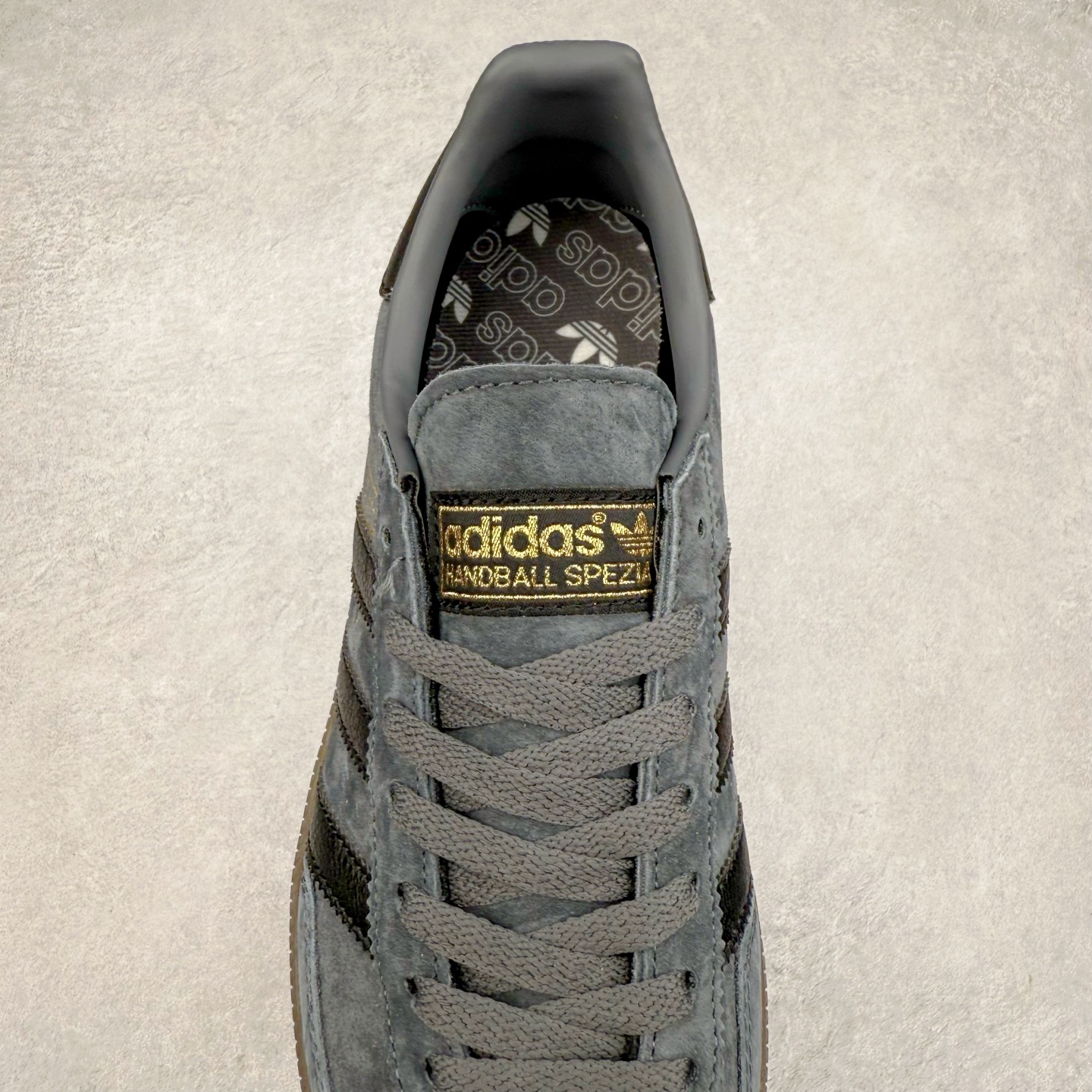 图片[5]-AD Originals Handball SPZL 手球运动员系列百搭休闲运动板鞋 GY9420 这款来自阿迪达斯的这款HANDBALL SPZL前身是一双手球运动鞋，这一次拿来复刻，所以鞋面的主要色彩选用了黑色， 鞋面外侧除了Spezial字母之外还有三叶草标志。Handball SPZL作为复古手球训练鞋与作为室内足球鞋的Samba有着异曲同工之处，但是质感更为出众的鞋身以及丰富的配色选择比起Samba来讲可以说是更胜一筹了！尺码：36 36⅔ 37⅓ 38 38⅔ 39⅓ 40 40⅔ 41⅓ 42 42⅔ 43⅓ 44 45-选品中心