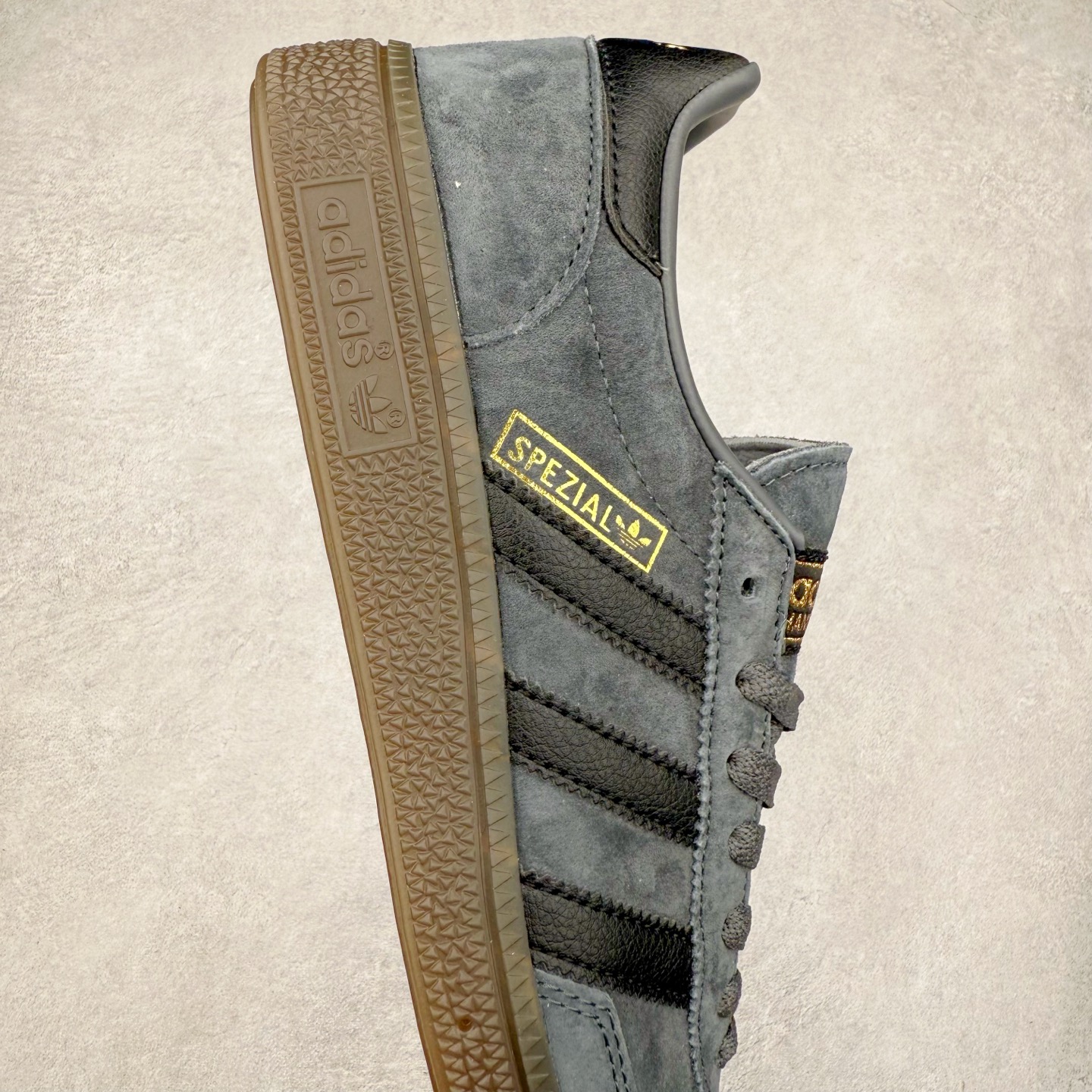 图片[6]-AD Originals Handball SPZL 手球运动员系列百搭休闲运动板鞋 GY9420 这款来自阿迪达斯的这款HANDBALL SPZL前身是一双手球运动鞋，这一次拿来复刻，所以鞋面的主要色彩选用了黑色， 鞋面外侧除了Spezial字母之外还有三叶草标志。Handball SPZL作为复古手球训练鞋与作为室内足球鞋的Samba有着异曲同工之处，但是质感更为出众的鞋身以及丰富的配色选择比起Samba来讲可以说是更胜一筹了！尺码：36 36⅔ 37⅓ 38 38⅔ 39⅓ 40 40⅔ 41⅓ 42 42⅔ 43⅓ 44 45-选品中心