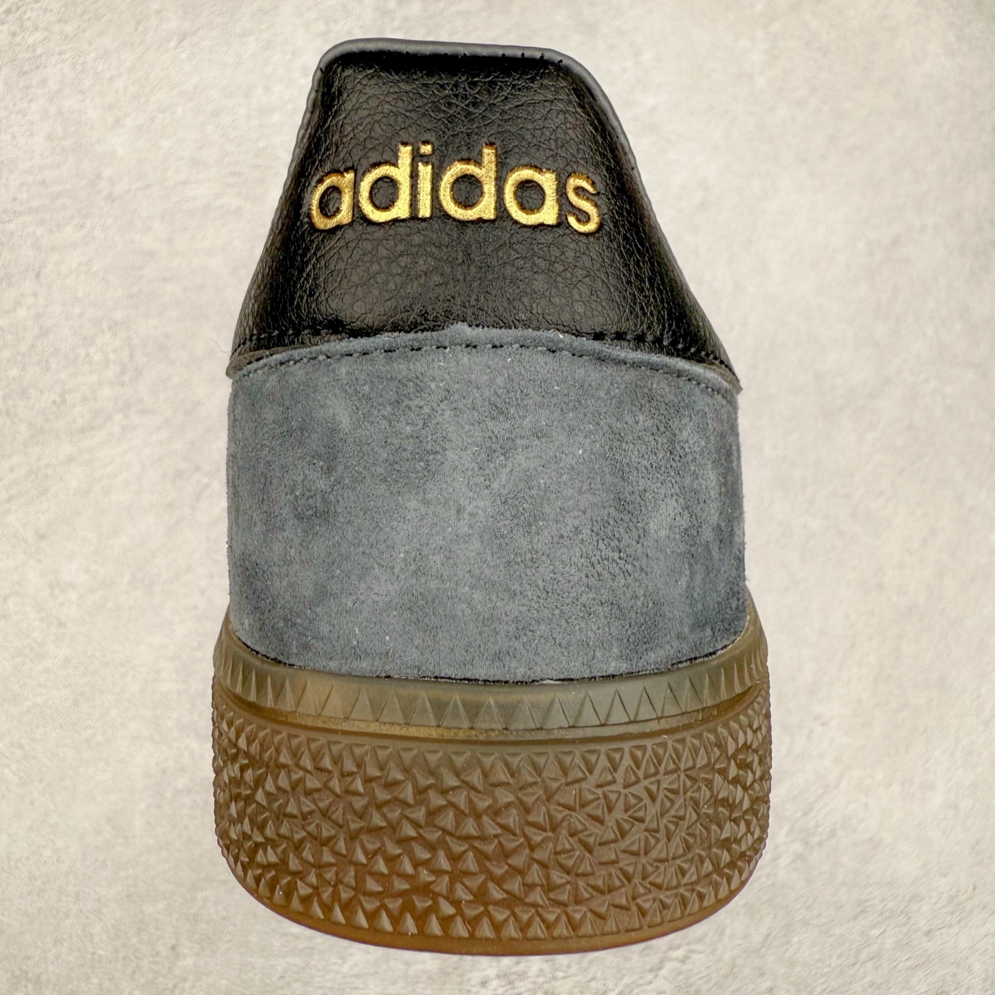 图片[8]-AD Originals Handball SPZL 手球运动员系列百搭休闲运动板鞋 GY9420 这款来自阿迪达斯的这款HANDBALL SPZL前身是一双手球运动鞋，这一次拿来复刻，所以鞋面的主要色彩选用了黑色， 鞋面外侧除了Spezial字母之外还有三叶草标志。Handball SPZL作为复古手球训练鞋与作为室内足球鞋的Samba有着异曲同工之处，但是质感更为出众的鞋身以及丰富的配色选择比起Samba来讲可以说是更胜一筹了！尺码：36 36⅔ 37⅓ 38 38⅔ 39⅓ 40 40⅔ 41⅓ 42 42⅔ 43⅓ 44 45-选品中心