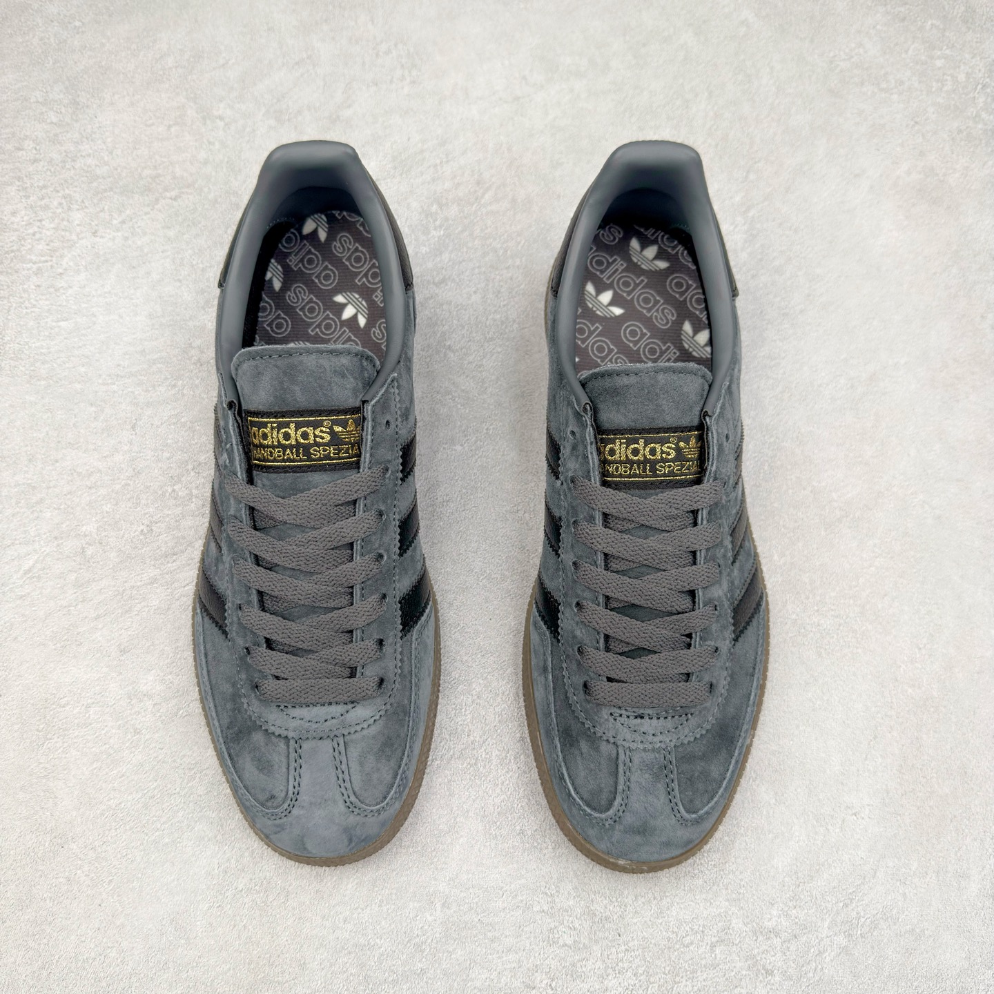 图片[2]-AD Originals Handball SPZL 手球运动员系列百搭休闲运动板鞋 GY9420 这款来自阿迪达斯的这款HANDBALL SPZL前身是一双手球运动鞋，这一次拿来复刻，所以鞋面的主要色彩选用了黑色， 鞋面外侧除了Spezial字母之外还有三叶草标志。Handball SPZL作为复古手球训练鞋与作为室内足球鞋的Samba有着异曲同工之处，但是质感更为出众的鞋身以及丰富的配色选择比起Samba来讲可以说是更胜一筹了！尺码：36 36⅔ 37⅓ 38 38⅔ 39⅓ 40 40⅔ 41⅓ 42 42⅔ 43⅓ 44 45-选品中心