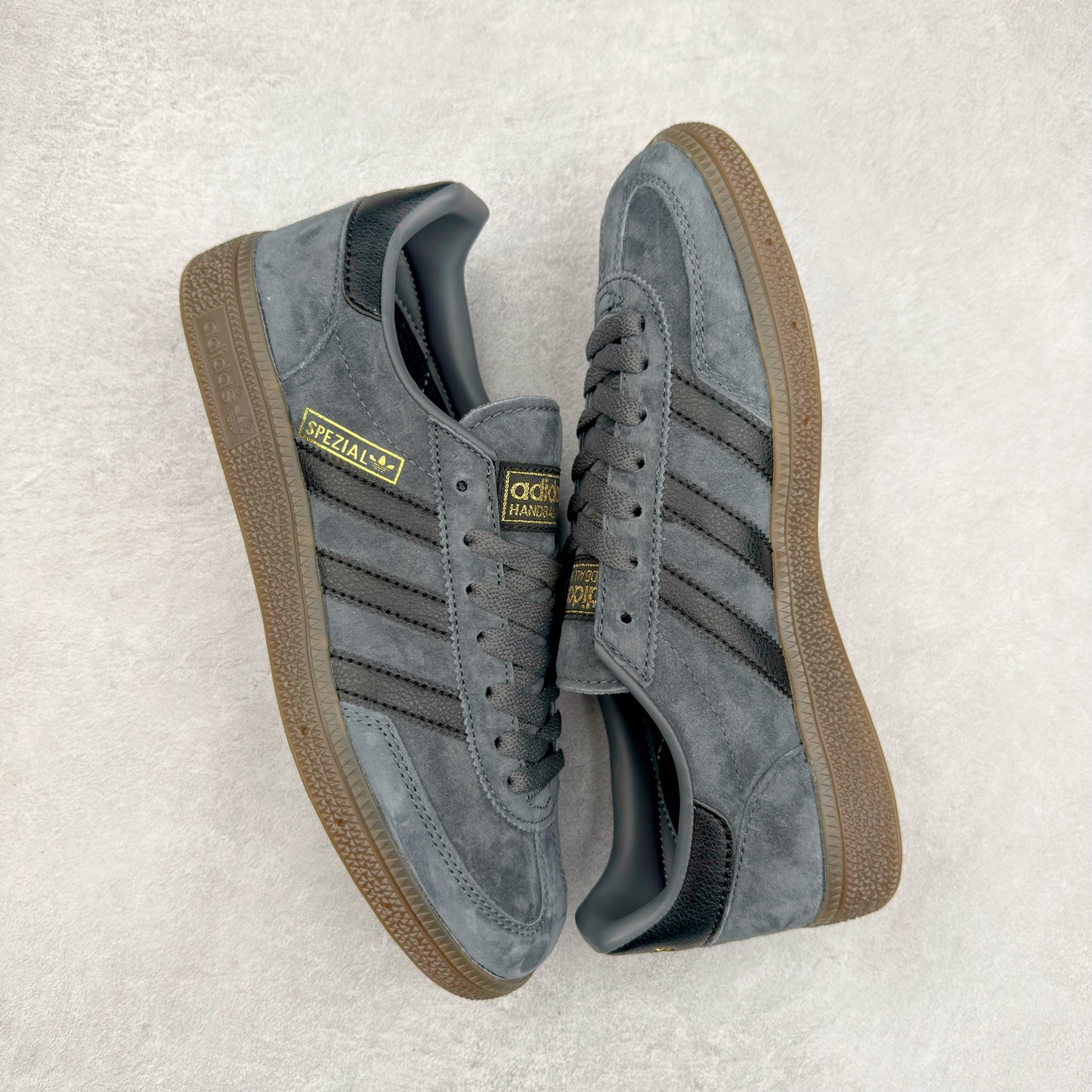 图片[3]-AD Originals Handball SPZL 手球运动员系列百搭休闲运动板鞋 GY9420 这款来自阿迪达斯的这款HANDBALL SPZL前身是一双手球运动鞋，这一次拿来复刻，所以鞋面的主要色彩选用了黑色， 鞋面外侧除了Spezial字母之外还有三叶草标志。Handball SPZL作为复古手球训练鞋与作为室内足球鞋的Samba有着异曲同工之处，但是质感更为出众的鞋身以及丰富的配色选择比起Samba来讲可以说是更胜一筹了！尺码：36 36⅔ 37⅓ 38 38⅔ 39⅓ 40 40⅔ 41⅓ 42 42⅔ 43⅓ 44 45-选品中心