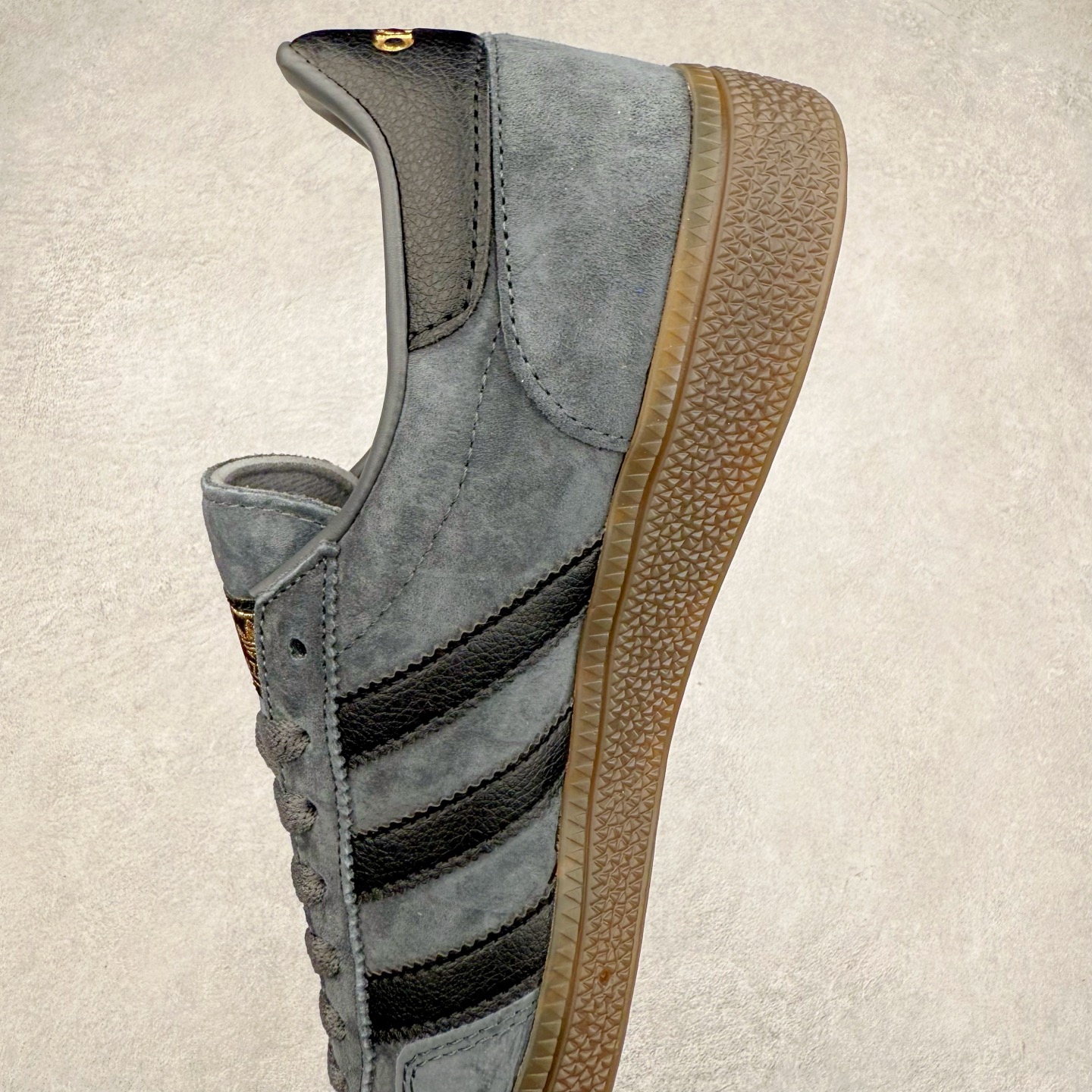 图片[7]-AD Originals Handball SPZL 手球运动员系列百搭休闲运动板鞋 GY9420 这款来自阿迪达斯的这款HANDBALL SPZL前身是一双手球运动鞋，这一次拿来复刻，所以鞋面的主要色彩选用了黑色， 鞋面外侧除了Spezial字母之外还有三叶草标志。Handball SPZL作为复古手球训练鞋与作为室内足球鞋的Samba有着异曲同工之处，但是质感更为出众的鞋身以及丰富的配色选择比起Samba来讲可以说是更胜一筹了！尺码：36 36⅔ 37⅓ 38 38⅔ 39⅓ 40 40⅔ 41⅓ 42 42⅔ 43⅓ 44 45-选品中心