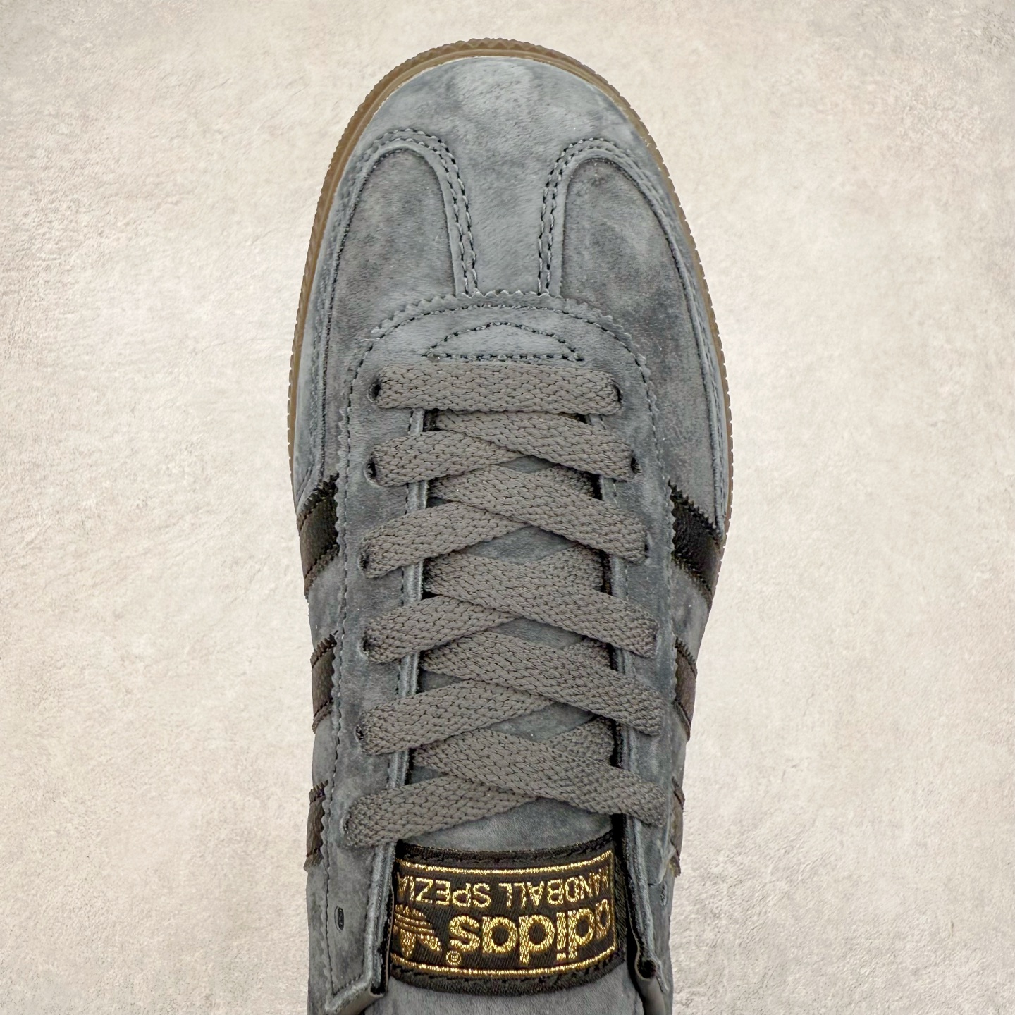 图片[4]-AD Originals Handball SPZL 手球运动员系列百搭休闲运动板鞋 GY9420 这款来自阿迪达斯的这款HANDBALL SPZL前身是一双手球运动鞋，这一次拿来复刻，所以鞋面的主要色彩选用了黑色， 鞋面外侧除了Spezial字母之外还有三叶草标志。Handball SPZL作为复古手球训练鞋与作为室内足球鞋的Samba有着异曲同工之处，但是质感更为出众的鞋身以及丰富的配色选择比起Samba来讲可以说是更胜一筹了！尺码：36 36⅔ 37⅓ 38 38⅔ 39⅓ 40 40⅔ 41⅓ 42 42⅔ 43⅓ 44 45-选品中心