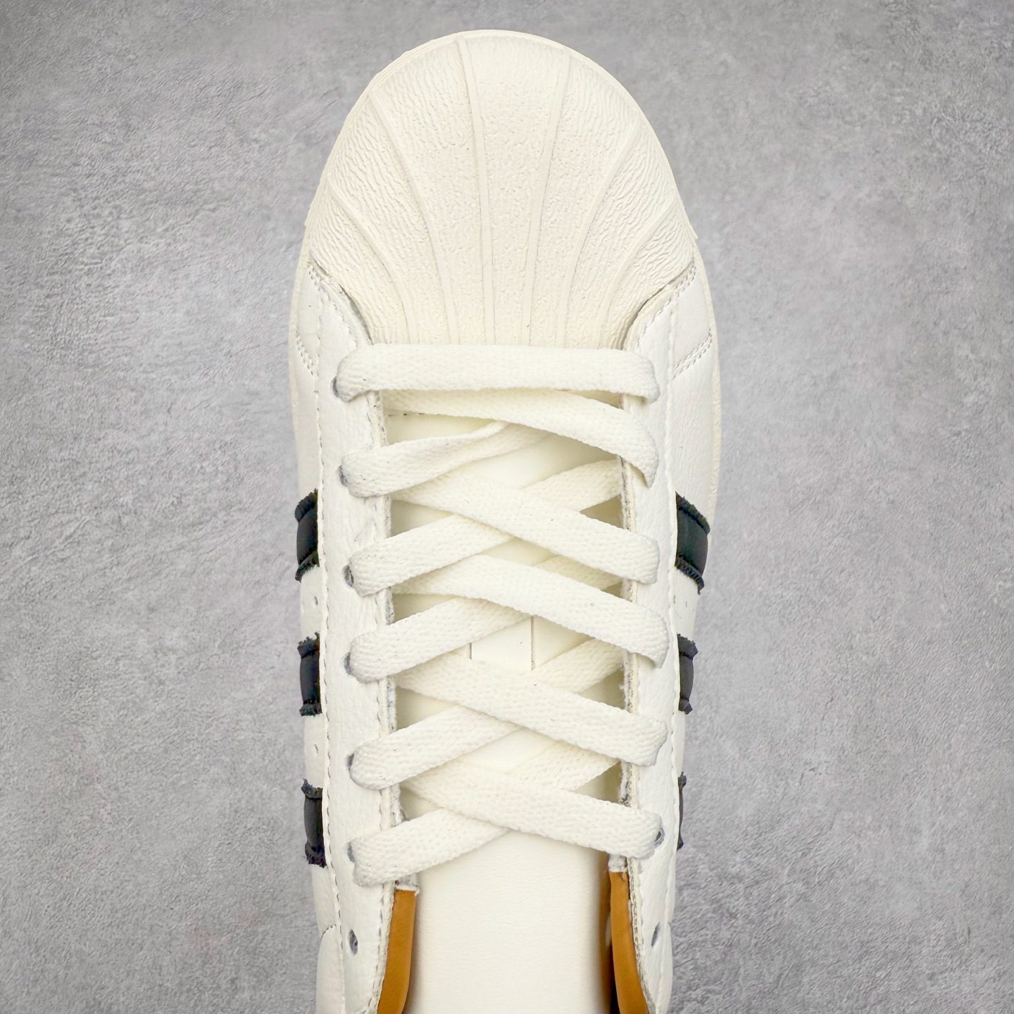 图片[4]-AD Originals Superstar 经典复古贝壳头板鞋 IH8148 诞生于1969年 是第一双将全皮面鞋 身与橡胶鞋头结合在一起的低帮篮球鞋 Superstar最开始 是作为高帮篮球鞋Pro Model的低帮版本而出现的 但因为其独特和醒目的橡胶鞋头造型而让大家熟知 被大家形象地称为\\\”shelltoe\\\”贝壳头 在70年代的美国职业篮球场上 接近3/4的NBA球员都将这双Superstar作为场上用鞋 80年代之后 经过不断的改良和发展 Superstar逐渐成为横跨时装、音乐、街头文化、休闲和运动等各大领域的时尚潮鞋 尺码：36 36.5 37 38 38.5 39 40 40.5 41 42 42.5 43 44 44.5 45-选品中心