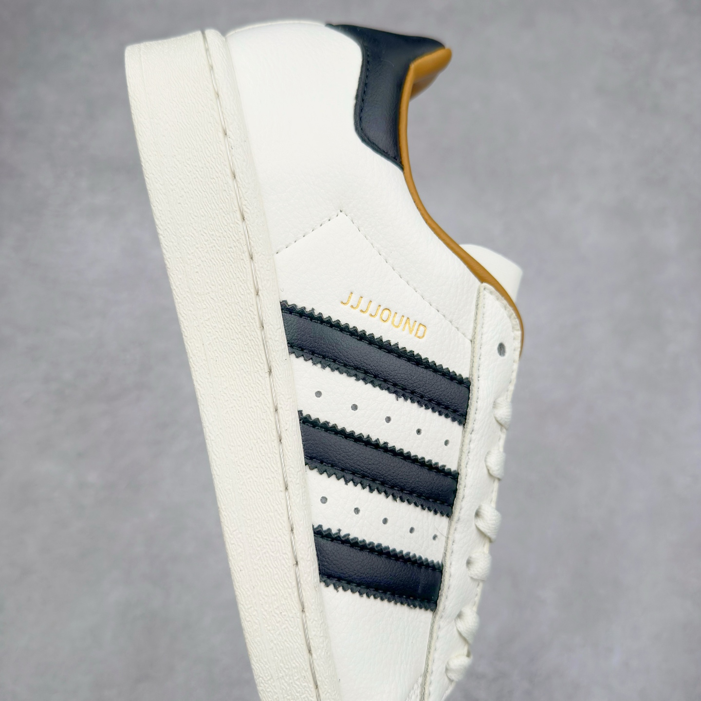 图片[6]-AD Originals Superstar 经典复古贝壳头板鞋 IH8148 诞生于1969年 是第一双将全皮面鞋 身与橡胶鞋头结合在一起的低帮篮球鞋 Superstar最开始 是作为高帮篮球鞋Pro Model的低帮版本而出现的 但因为其独特和醒目的橡胶鞋头造型而让大家熟知 被大家形象地称为\\\”shelltoe\\\”贝壳头 在70年代的美国职业篮球场上 接近3/4的NBA球员都将这双Superstar作为场上用鞋 80年代之后 经过不断的改良和发展 Superstar逐渐成为横跨时装、音乐、街头文化、休闲和运动等各大领域的时尚潮鞋 尺码：36 36.5 37 38 38.5 39 40 40.5 41 42 42.5 43 44 44.5 45-选品中心