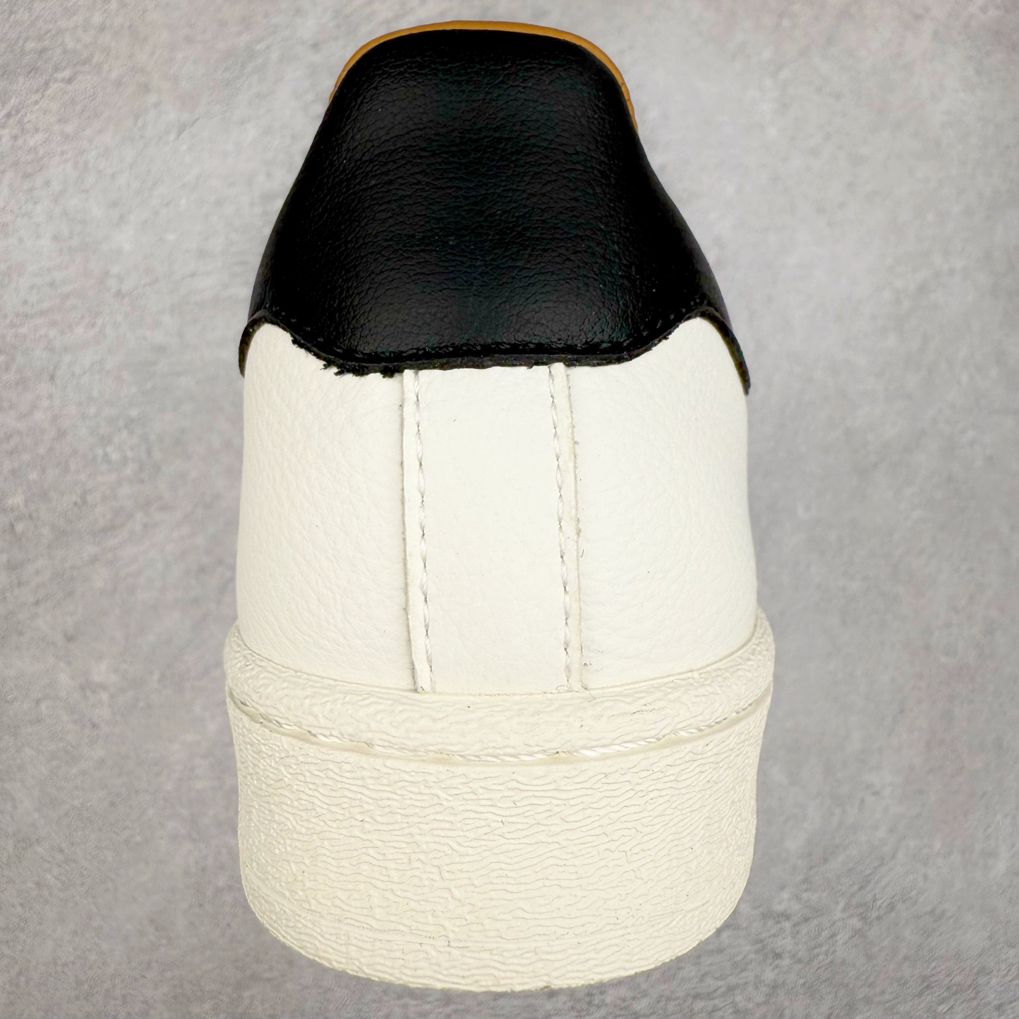 图片[8]-AD Originals Superstar 经典复古贝壳头板鞋 IH8148 诞生于1969年 是第一双将全皮面鞋 身与橡胶鞋头结合在一起的低帮篮球鞋 Superstar最开始 是作为高帮篮球鞋Pro Model的低帮版本而出现的 但因为其独特和醒目的橡胶鞋头造型而让大家熟知 被大家形象地称为\\\”shelltoe\\\”贝壳头 在70年代的美国职业篮球场上 接近3/4的NBA球员都将这双Superstar作为场上用鞋 80年代之后 经过不断的改良和发展 Superstar逐渐成为横跨时装、音乐、街头文化、休闲和运动等各大领域的时尚潮鞋 尺码：36 36.5 37 38 38.5 39 40 40.5 41 42 42.5 43 44 44.5 45-选品中心