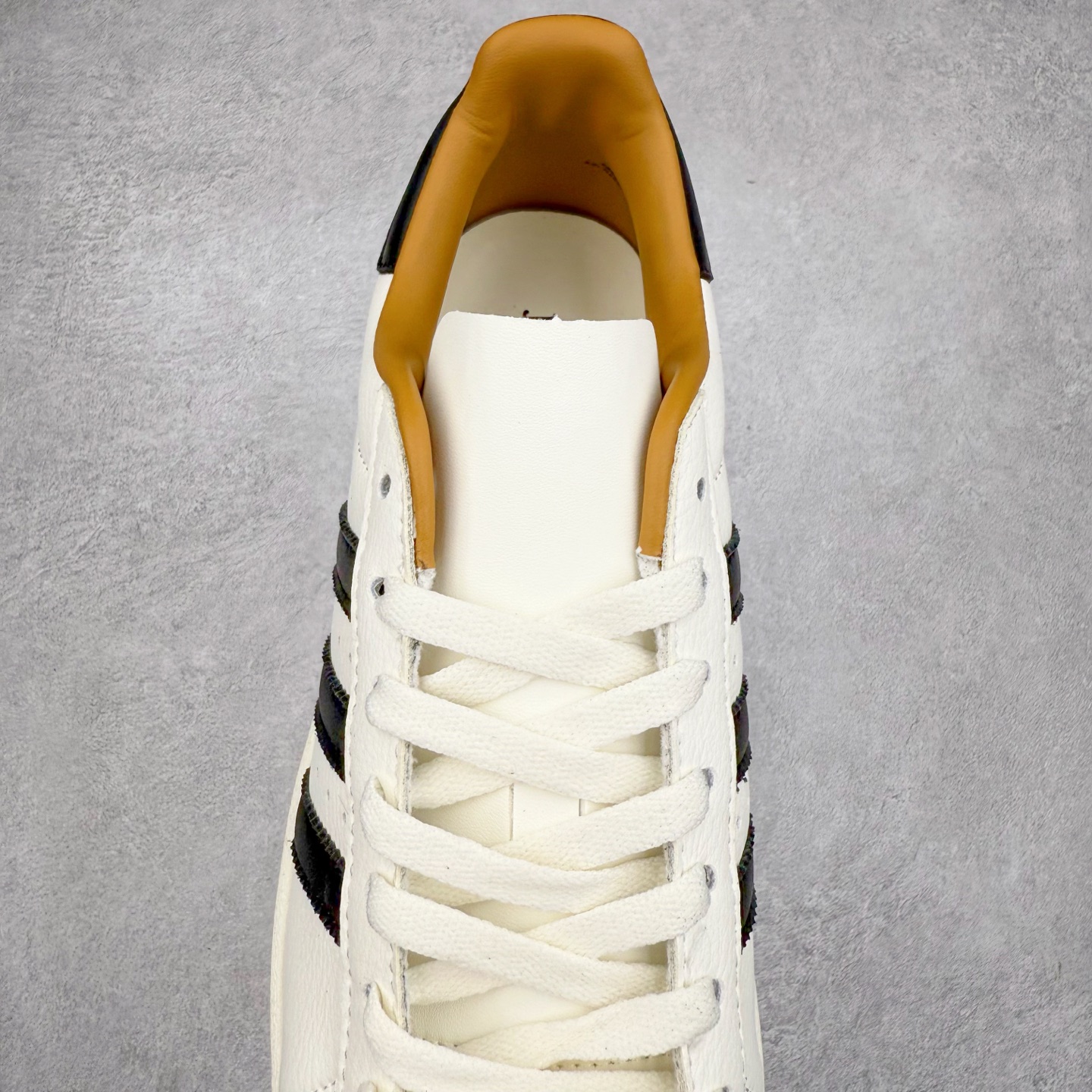 图片[5]-AD Originals Superstar 经典复古贝壳头板鞋 IH8148 诞生于1969年 是第一双将全皮面鞋 身与橡胶鞋头结合在一起的低帮篮球鞋 Superstar最开始 是作为高帮篮球鞋Pro Model的低帮版本而出现的 但因为其独特和醒目的橡胶鞋头造型而让大家熟知 被大家形象地称为\\\”shelltoe\\\”贝壳头 在70年代的美国职业篮球场上 接近3/4的NBA球员都将这双Superstar作为场上用鞋 80年代之后 经过不断的改良和发展 Superstar逐渐成为横跨时装、音乐、街头文化、休闲和运动等各大领域的时尚潮鞋 尺码：36 36.5 37 38 38.5 39 40 40.5 41 42 42.5 43 44 44.5 45-选品中心