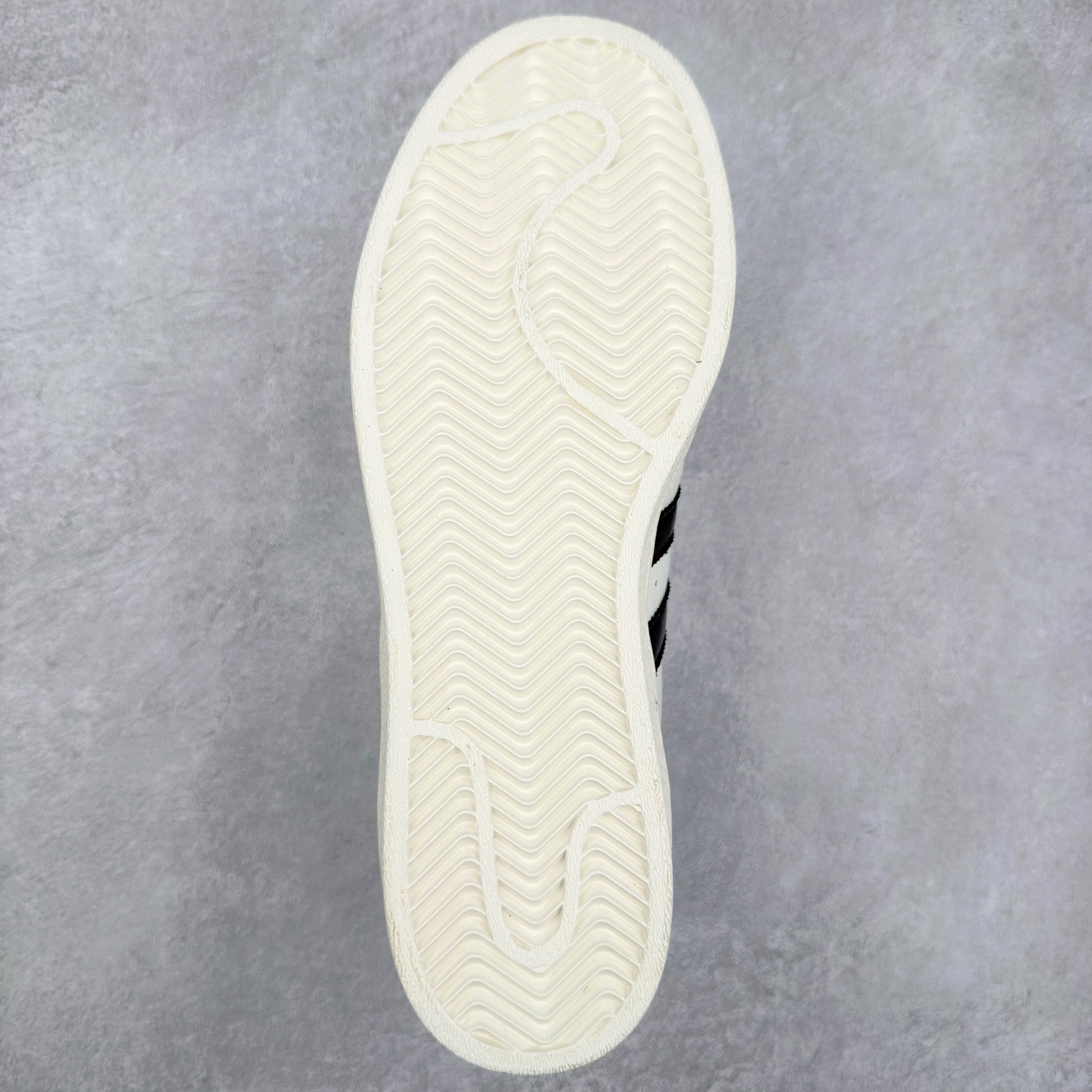 图片[9]-AD Originals Superstar 经典复古贝壳头板鞋 IH8148 诞生于1969年 是第一双将全皮面鞋 身与橡胶鞋头结合在一起的低帮篮球鞋 Superstar最开始 是作为高帮篮球鞋Pro Model的低帮版本而出现的 但因为其独特和醒目的橡胶鞋头造型而让大家熟知 被大家形象地称为\\\”shelltoe\\\”贝壳头 在70年代的美国职业篮球场上 接近3/4的NBA球员都将这双Superstar作为场上用鞋 80年代之后 经过不断的改良和发展 Superstar逐渐成为横跨时装、音乐、街头文化、休闲和运动等各大领域的时尚潮鞋 尺码：36 36.5 37 38 38.5 39 40 40.5 41 42 42.5 43 44 44.5 45-选品中心