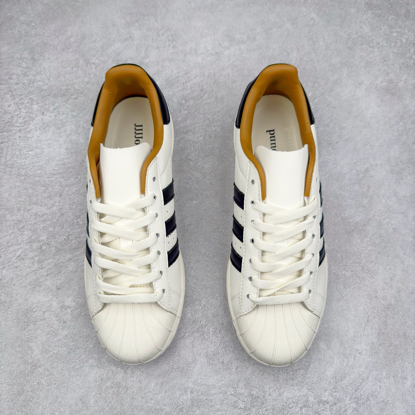 图片[2]-AD Originals Superstar 经典复古贝壳头板鞋 IH8148 诞生于1969年 是第一双将全皮面鞋 身与橡胶鞋头结合在一起的低帮篮球鞋 Superstar最开始 是作为高帮篮球鞋Pro Model的低帮版本而出现的 但因为其独特和醒目的橡胶鞋头造型而让大家熟知 被大家形象地称为\\\”shelltoe\\\”贝壳头 在70年代的美国职业篮球场上 接近3/4的NBA球员都将这双Superstar作为场上用鞋 80年代之后 经过不断的改良和发展 Superstar逐渐成为横跨时装、音乐、街头文化、休闲和运动等各大领域的时尚潮鞋 尺码：36 36.5 37 38 38.5 39 40 40.5 41 42 42.5 43 44 44.5 45-选品中心