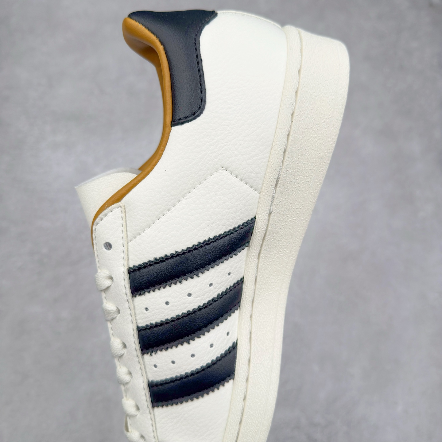 图片[7]-AD Originals Superstar 经典复古贝壳头板鞋 IH8148 诞生于1969年 是第一双将全皮面鞋 身与橡胶鞋头结合在一起的低帮篮球鞋 Superstar最开始 是作为高帮篮球鞋Pro Model的低帮版本而出现的 但因为其独特和醒目的橡胶鞋头造型而让大家熟知 被大家形象地称为\\\”shelltoe\\\”贝壳头 在70年代的美国职业篮球场上 接近3/4的NBA球员都将这双Superstar作为场上用鞋 80年代之后 经过不断的改良和发展 Superstar逐渐成为横跨时装、音乐、街头文化、休闲和运动等各大领域的时尚潮鞋 尺码：36 36.5 37 38 38.5 39 40 40.5 41 42 42.5 43 44 44.5 45-选品中心