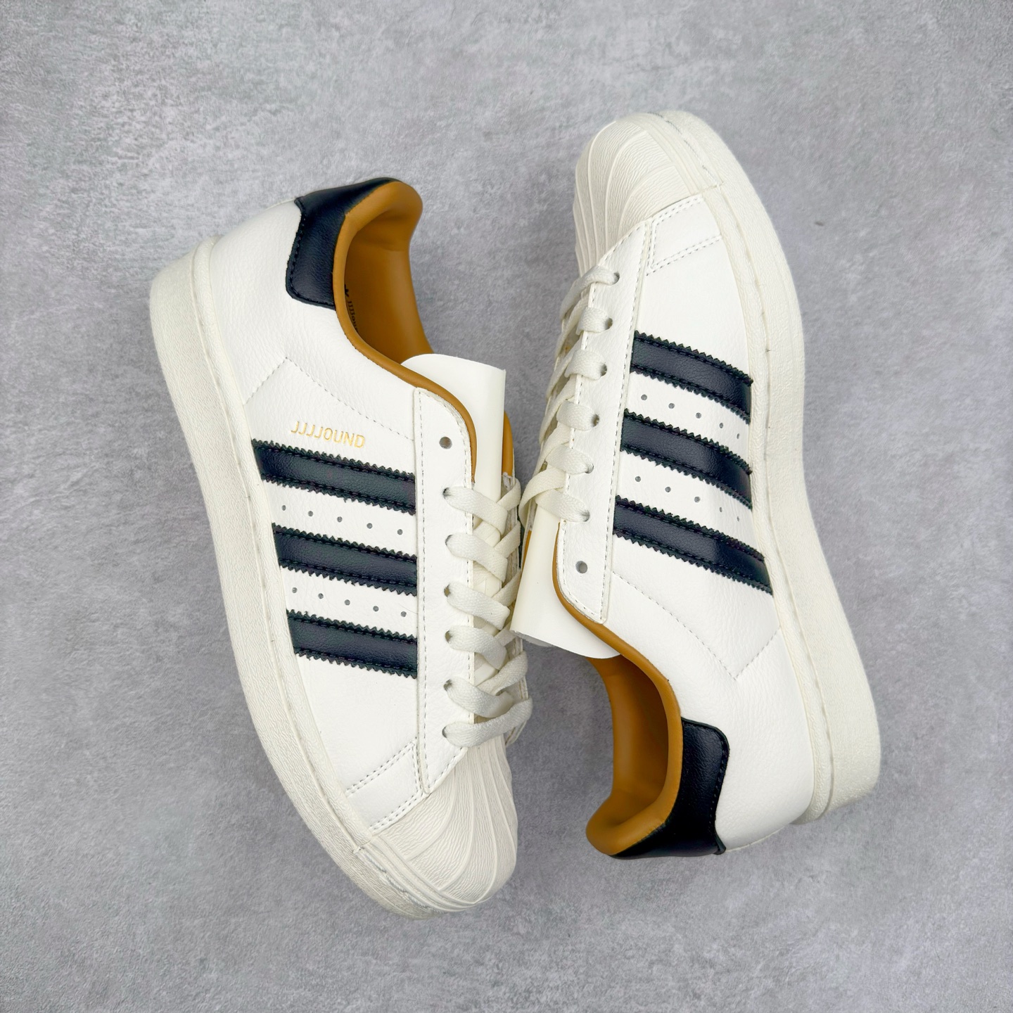 图片[3]-AD Originals Superstar 经典复古贝壳头板鞋 IH8148 诞生于1969年 是第一双将全皮面鞋 身与橡胶鞋头结合在一起的低帮篮球鞋 Superstar最开始 是作为高帮篮球鞋Pro Model的低帮版本而出现的 但因为其独特和醒目的橡胶鞋头造型而让大家熟知 被大家形象地称为\\\”shelltoe\\\”贝壳头 在70年代的美国职业篮球场上 接近3/4的NBA球员都将这双Superstar作为场上用鞋 80年代之后 经过不断的改良和发展 Superstar逐渐成为横跨时装、音乐、街头文化、休闲和运动等各大领域的时尚潮鞋 尺码：36 36.5 37 38 38.5 39 40 40.5 41 42 42.5 43 44 44.5 45-选品中心