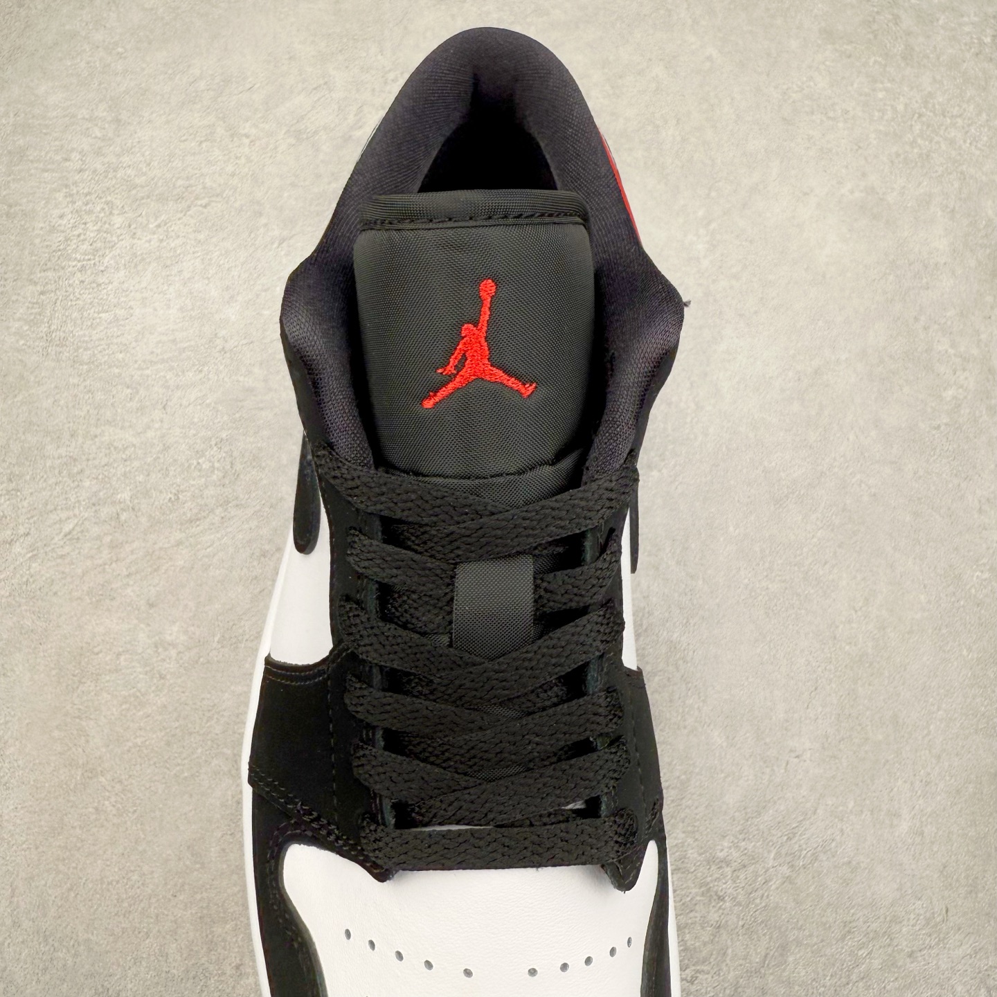 图片[5]-＃DT纯原 Air Jordan AJ1 Low 低帮 黑红黑脚趾 IB8971-106 终端优势供应 市面中低帮最具代表性版本没有之一 口碑大厂出品 品控大底版型不断改良更新 全套原纸板楦头开发 确保原汁原味 完美呈现版型 完美零毛边处理 原厂内置全掌气垫 价格定位良心 平台专用代工流水线出品 一眼公司既视感 拿到手的一瞬间就与众不同 碾压市面所有版本 全部原鞋开发 每一个配色都会采购原鞋确认细节 打破市面看图做货无好货之说 尺码：35.5 36 36.5 37.5 38 38.5 39 40 40.5 41 42 42.5 43 44 44.5 45 46-选品中心