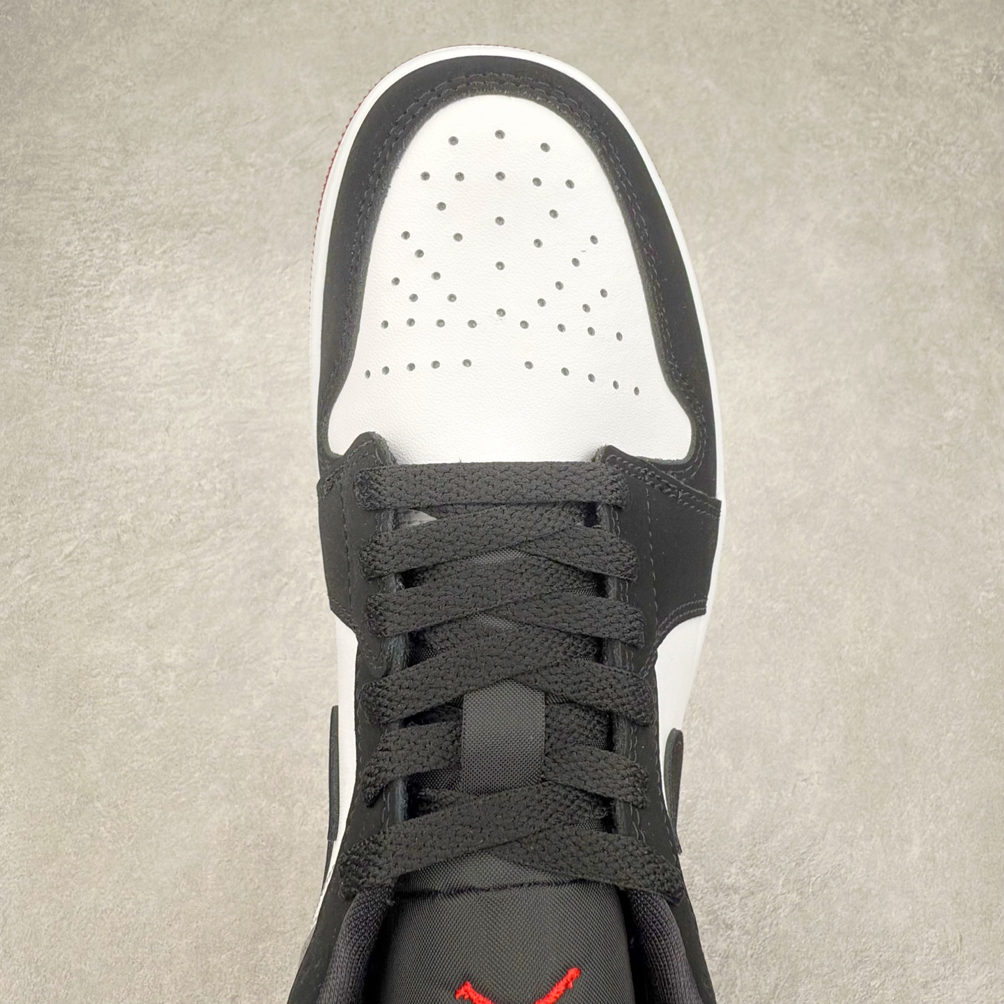 图片[4]-＃DT纯原 Air Jordan AJ1 Low 低帮 黑红黑脚趾 IB8971-106 终端优势供应 市面中低帮最具代表性版本没有之一 口碑大厂出品 品控大底版型不断改良更新 全套原纸板楦头开发 确保原汁原味 完美呈现版型 完美零毛边处理 原厂内置全掌气垫 价格定位良心 平台专用代工流水线出品 一眼公司既视感 拿到手的一瞬间就与众不同 碾压市面所有版本 全部原鞋开发 每一个配色都会采购原鞋确认细节 打破市面看图做货无好货之说 尺码：35.5 36 36.5 37.5 38 38.5 39 40 40.5 41 42 42.5 43 44 44.5 45 46-选品中心